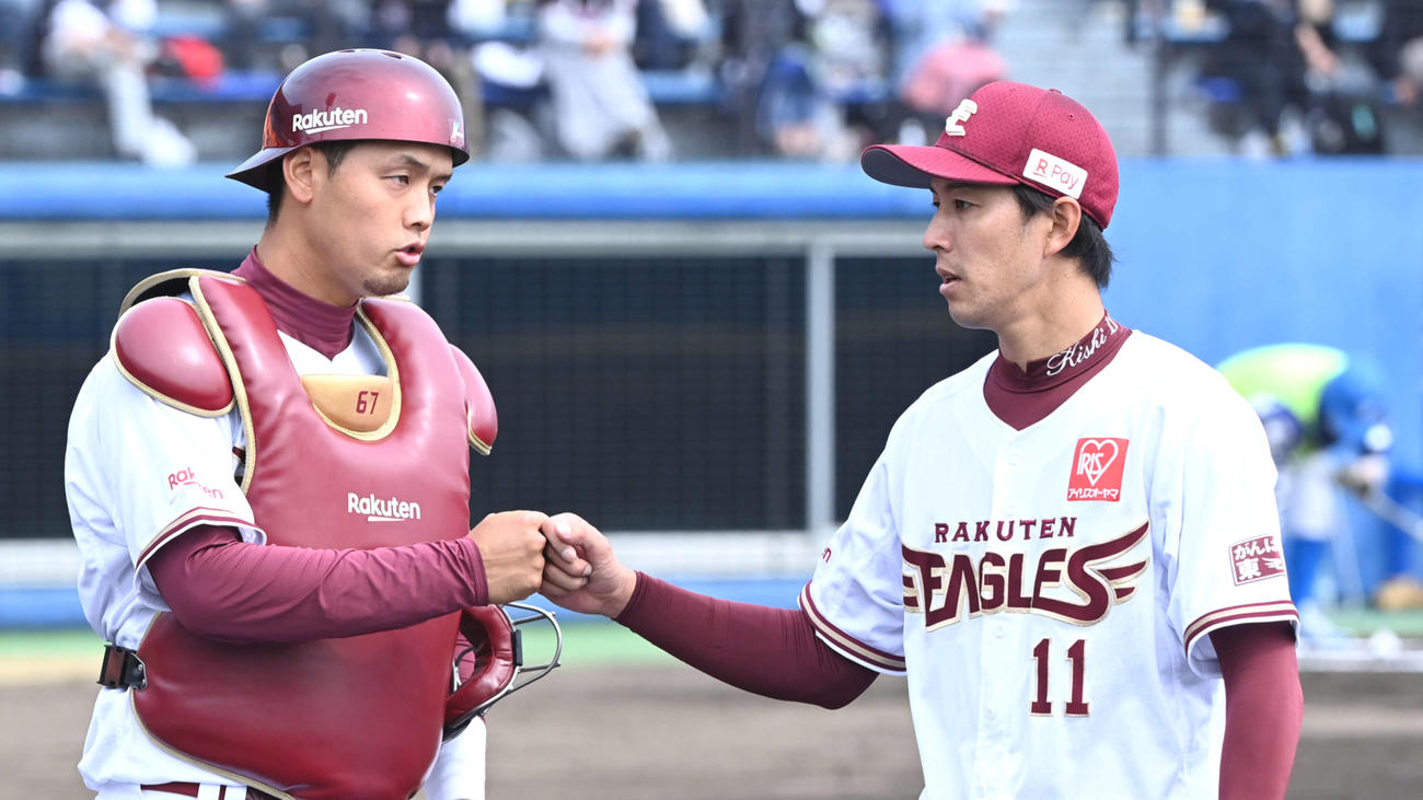 楽天対ロッテ　楽天先発の岸（右）は下妻とグータッチ（撮影・山崎安昭）