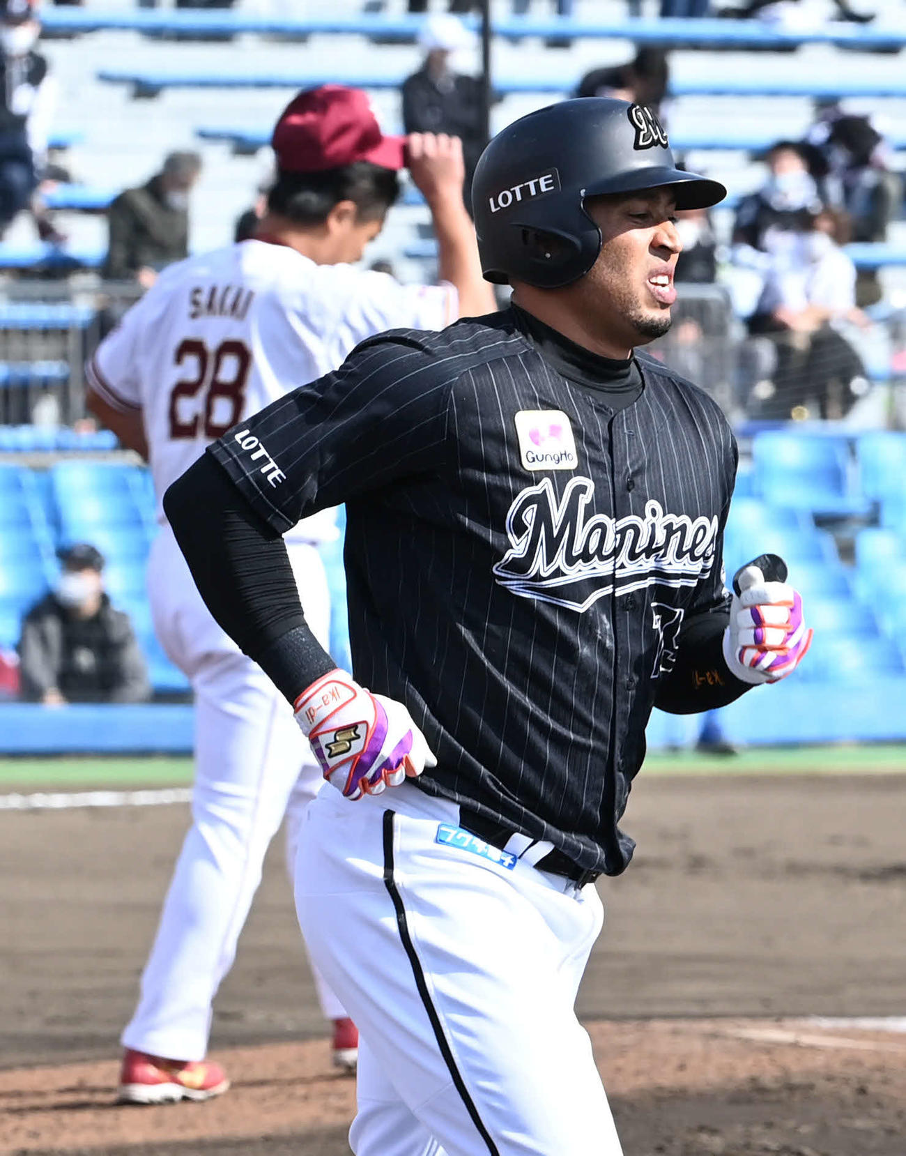 楽天対ロッテ　6回表ロッテ1死、マーティンは四球を選ぶ。投手酒居（撮影・山崎安昭）