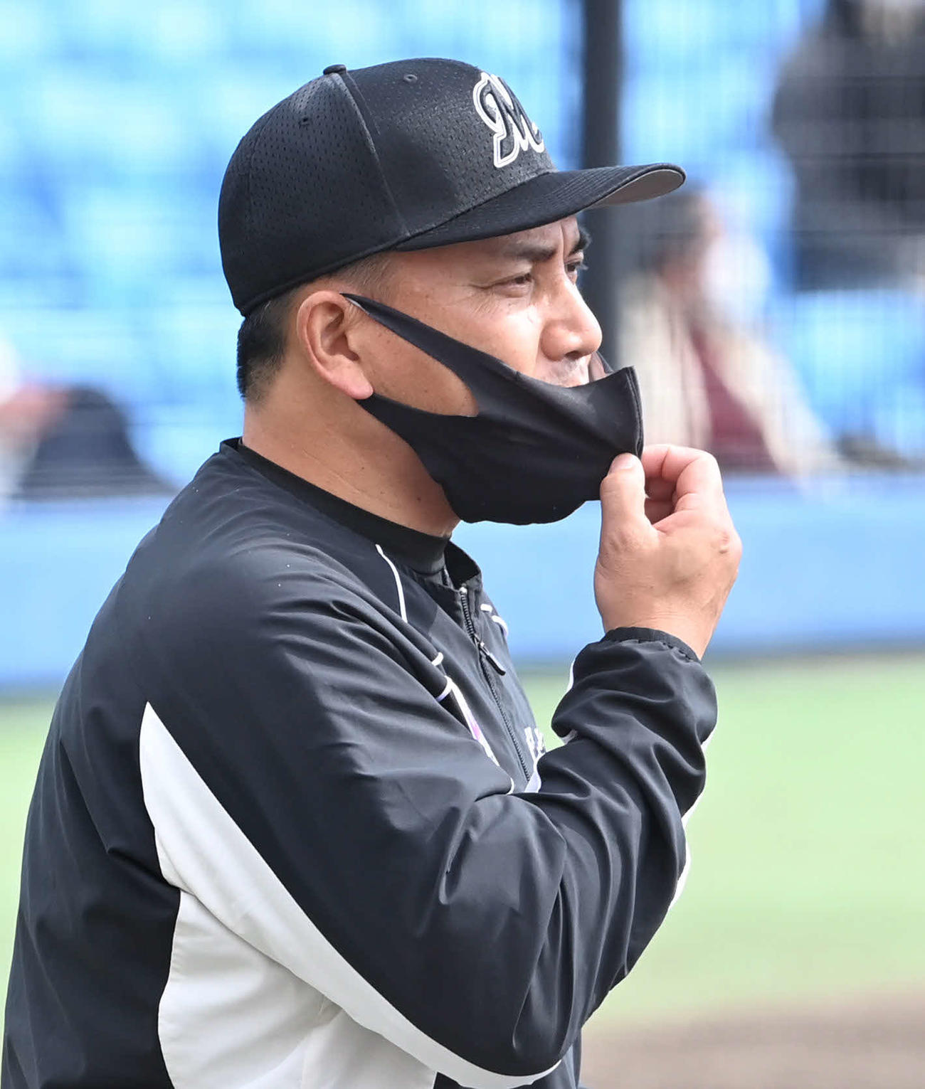 楽天対ロッテ　選手交代を告げるロッテ井口監督（撮影・山崎安昭）