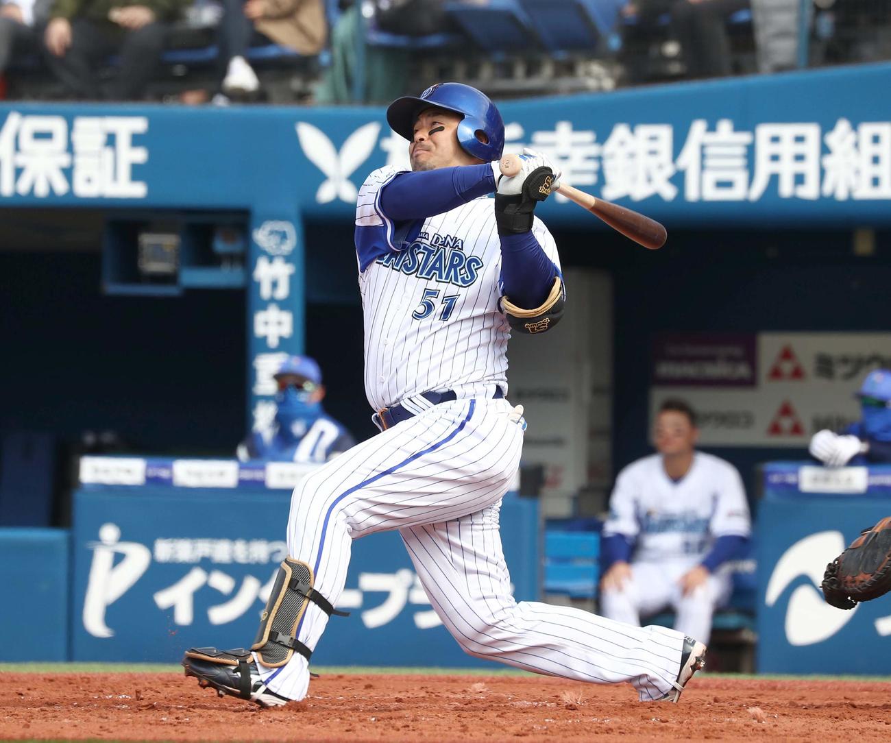 DeNA対日本ハム　1回裏DeNA2死一塁、左越え2点本塁打を放つ宮崎（撮影・黒川智章）