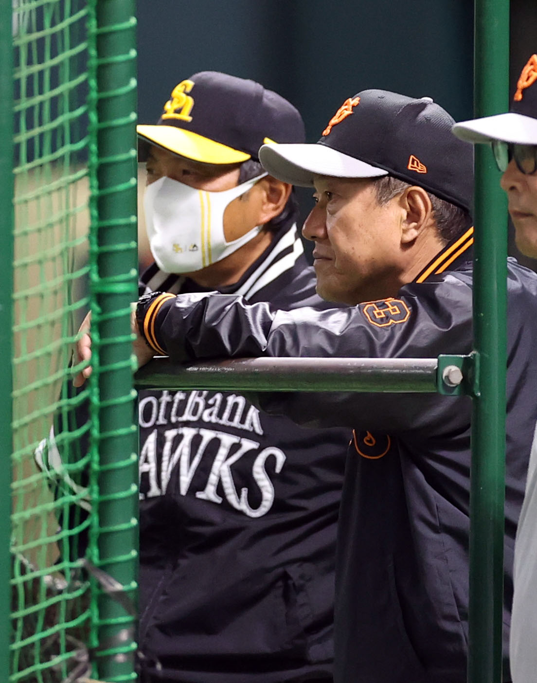 ソフトバンク対巨人　試合前、小久保ヘッドコーチ（左）と談笑する原監督（撮影・狩俣裕三）