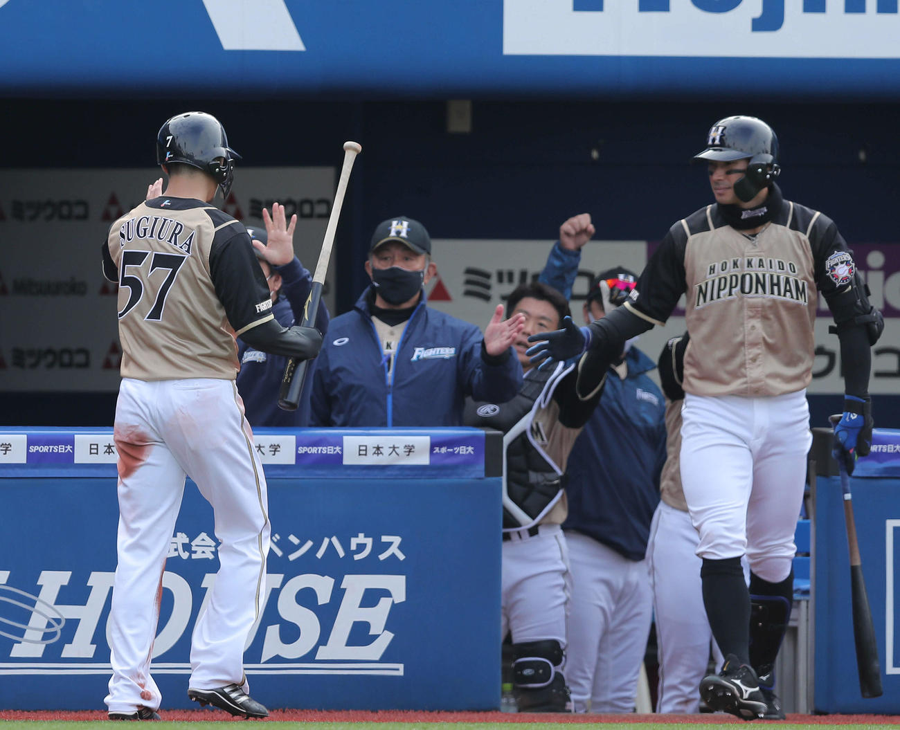 DeNA対日本ハム　3回表日本ハム2死三塁、中田の適時二塁打で生還する西川（左）（撮影・河田真司）