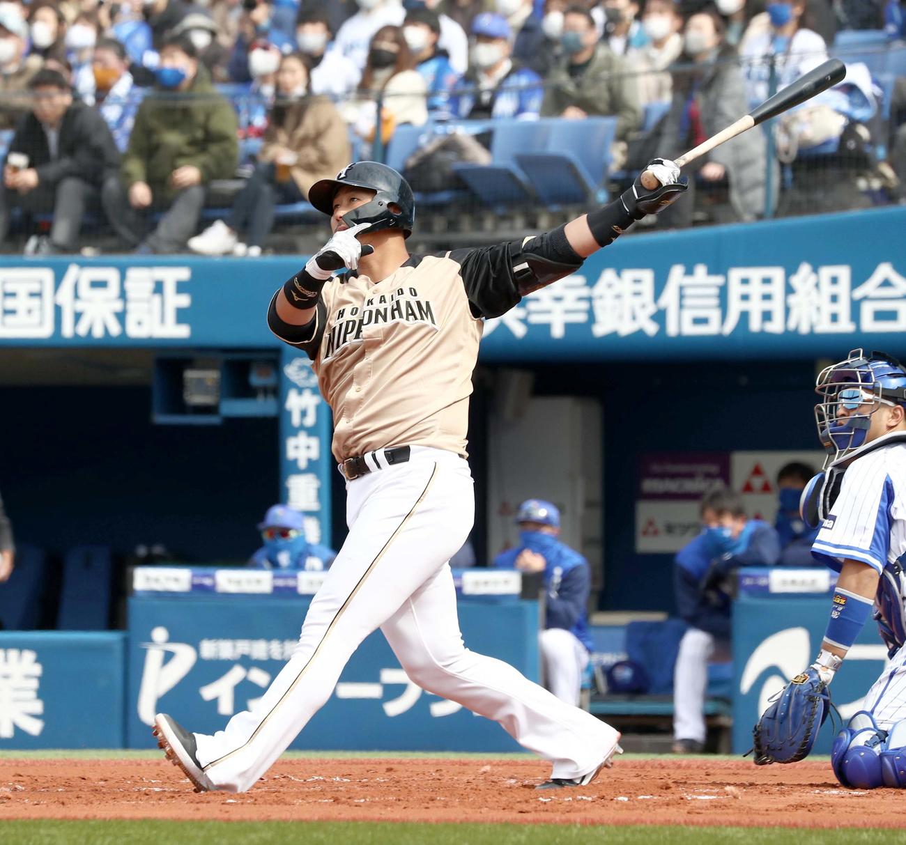 DeNA対日本ハム　1回表日本ハム1死一、二塁、左越え3点本塁打を放つ中田（撮影・黒川智章）