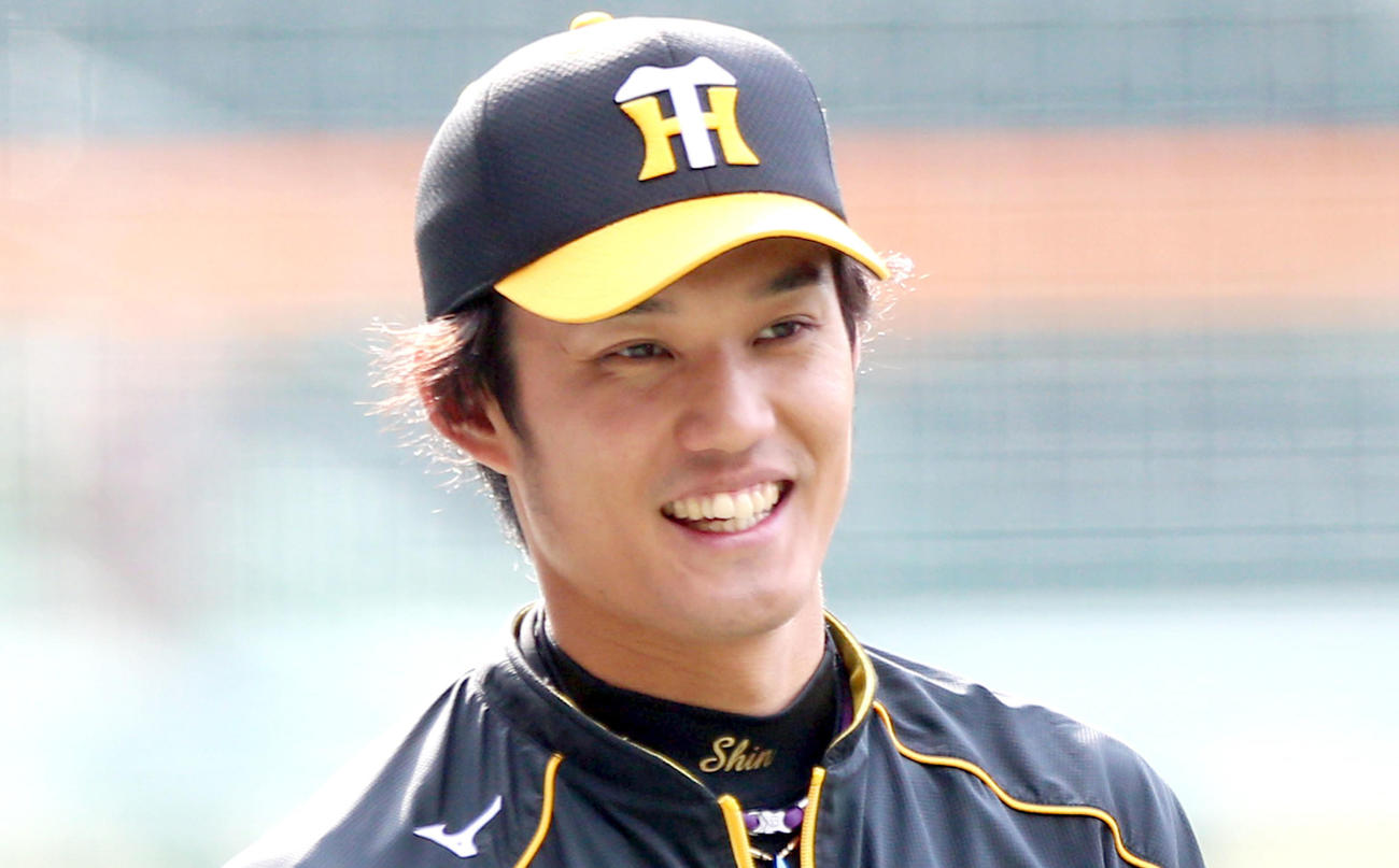 阪神対広島　試合前の練習でリラックスした表情を見せる藤浪（撮影・上山淳一）