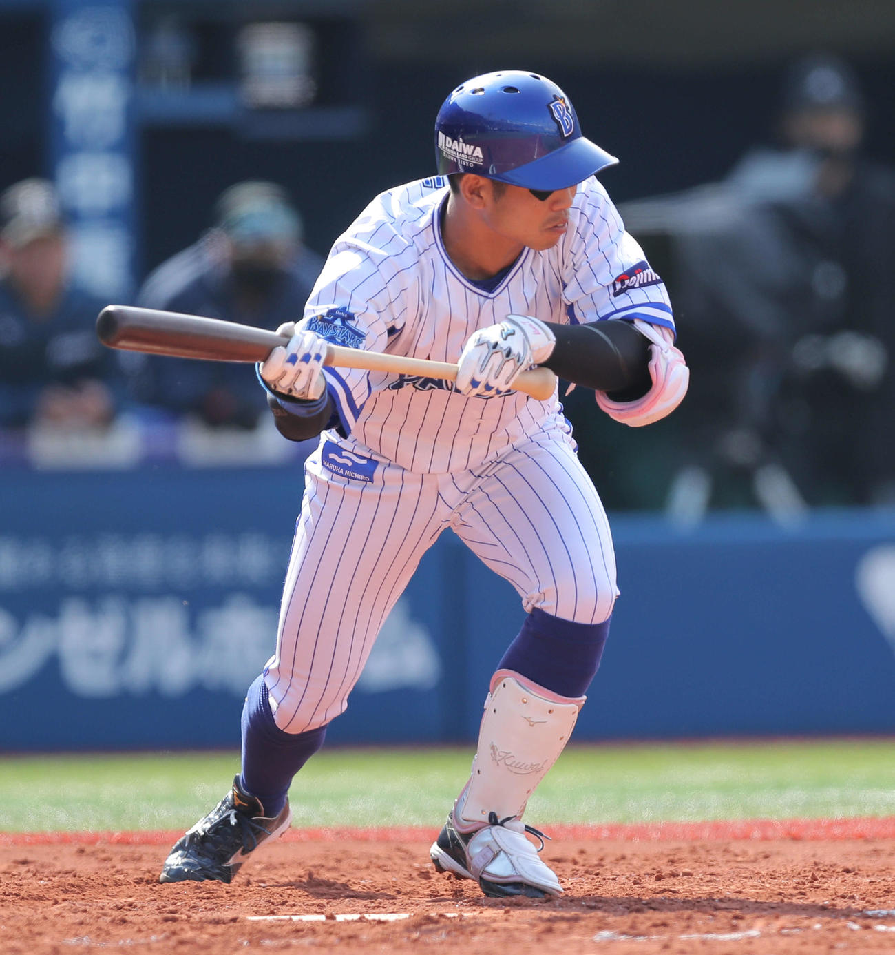DeNA対日本ハム　2回裏DeNA無死一、二塁、投犠打を決める桑原（撮影・河田真司）