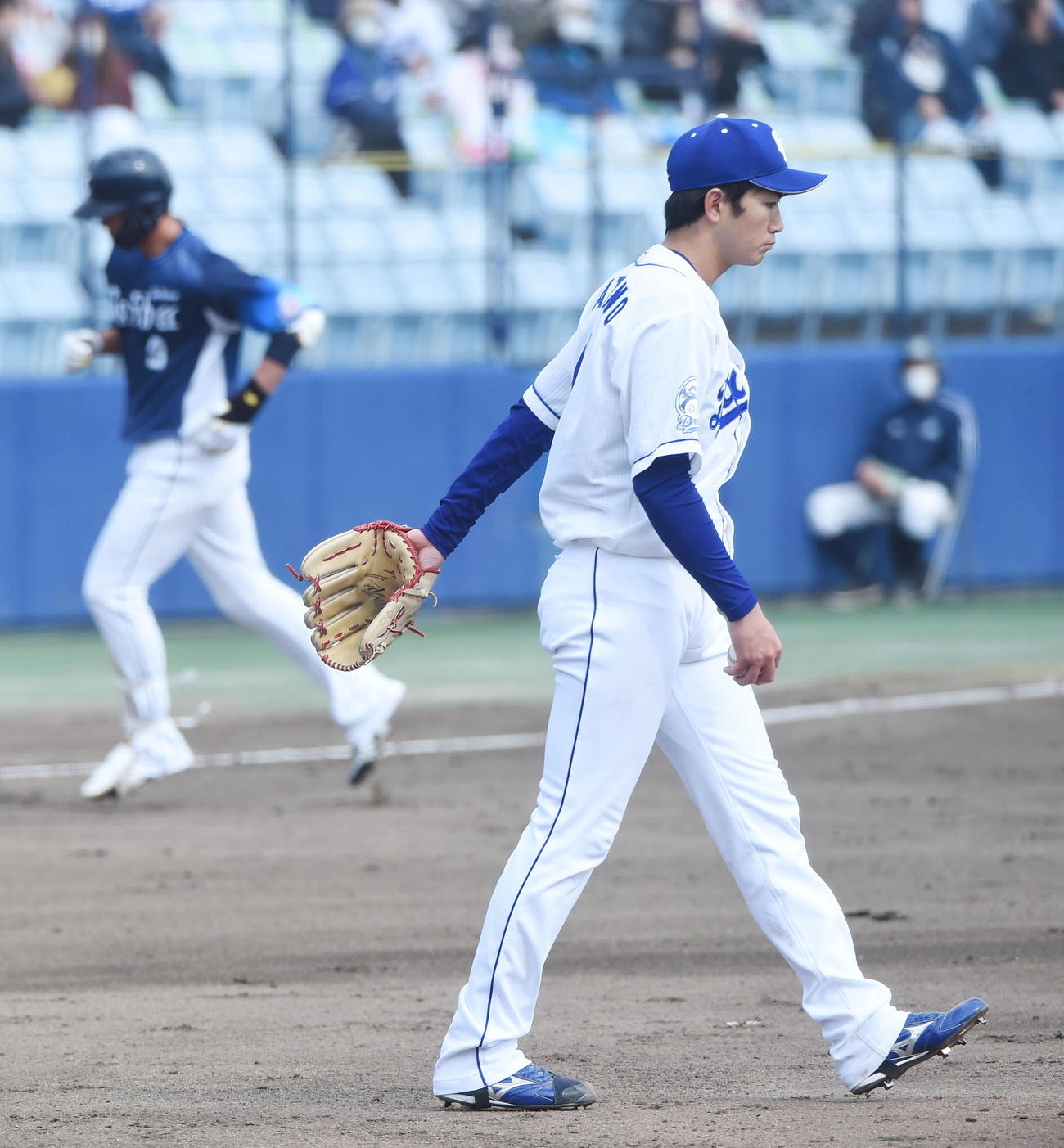 中日対西武　4回表西武1死、木村に本塁打を打たれた中日先発の勝野（撮影・森本幸一）