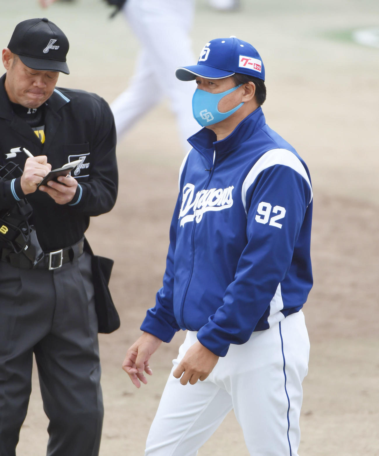 中日対西武　5回裏中日攻撃終了、選手交代を告げる与田剛監督（撮影・森本幸一）