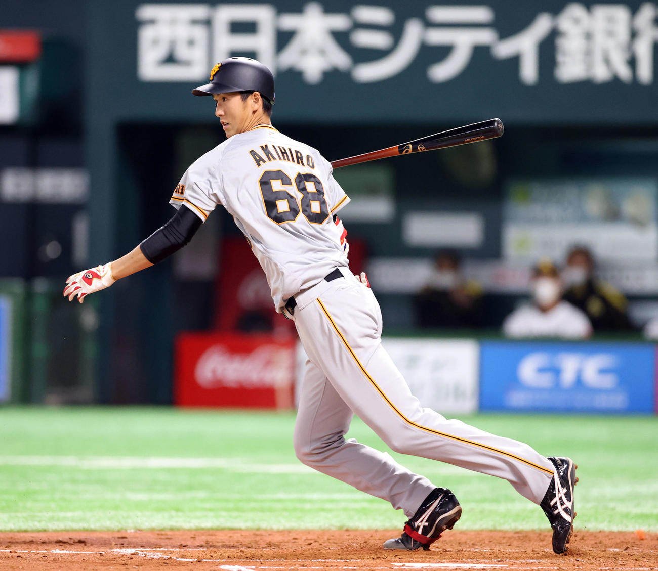 ソフトバンク対巨人　2回表巨人1死満塁、適時内野安打を放つ秋広（撮影・狩俣裕三）