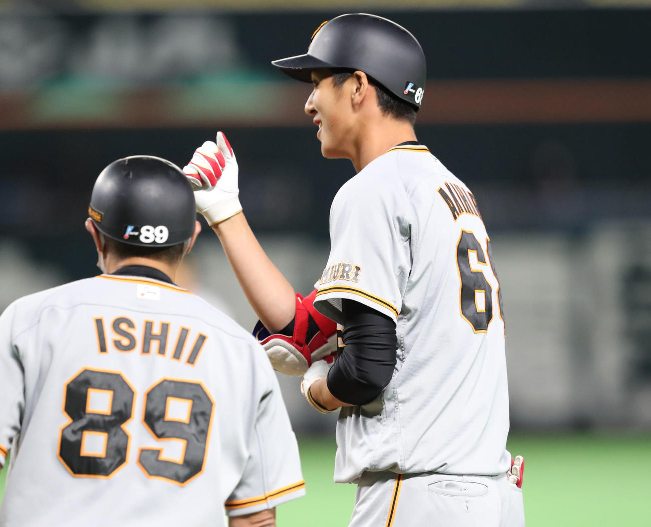 ソフトバンク対巨人　2回表巨人1死満塁、秋広は適時打となる遊撃内野安打を放ち笑顔（撮影・梅根麻紀）