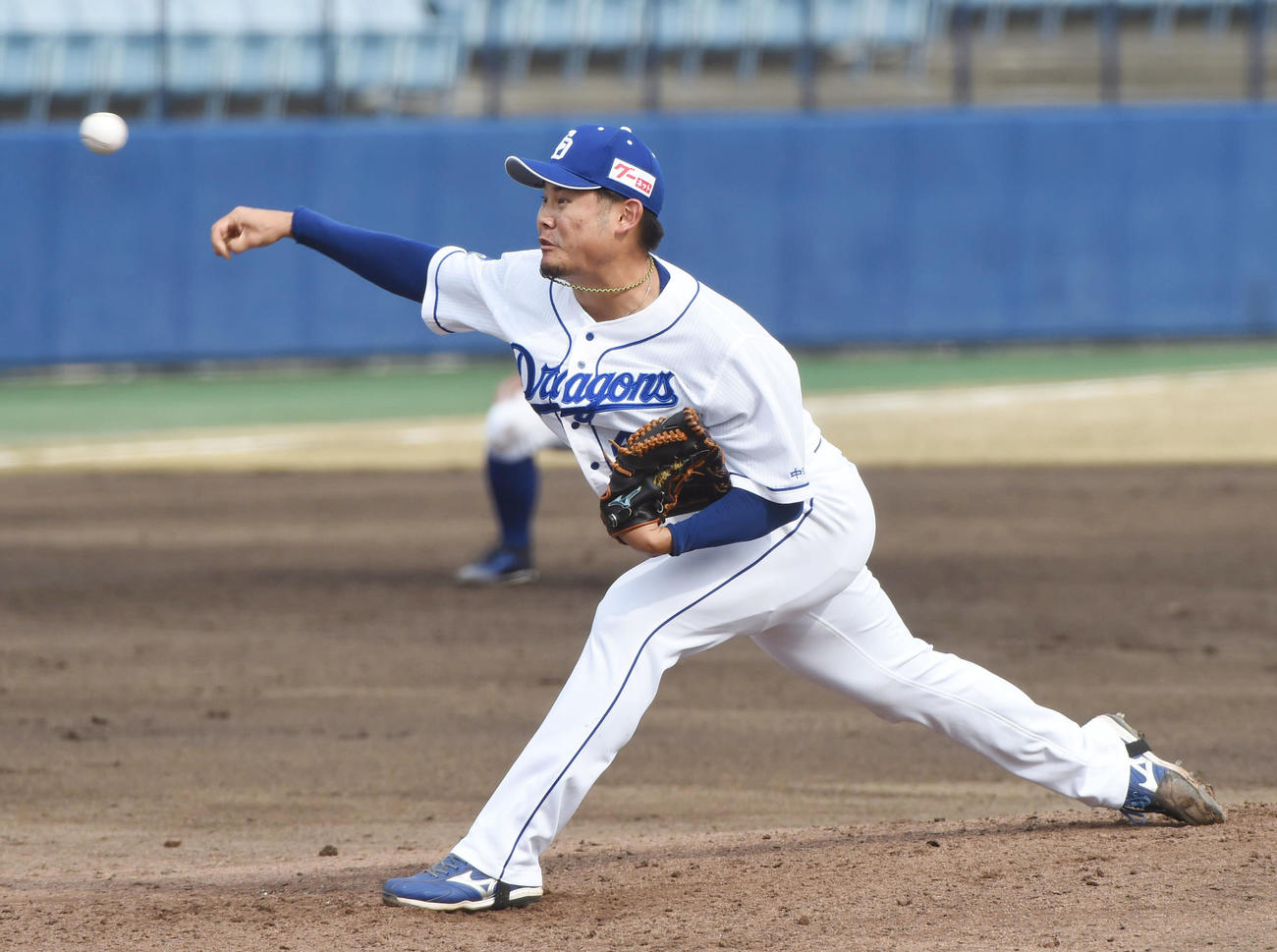 中日対西武　6回表、中日3番手で登板する鈴木（撮影・森本幸一）