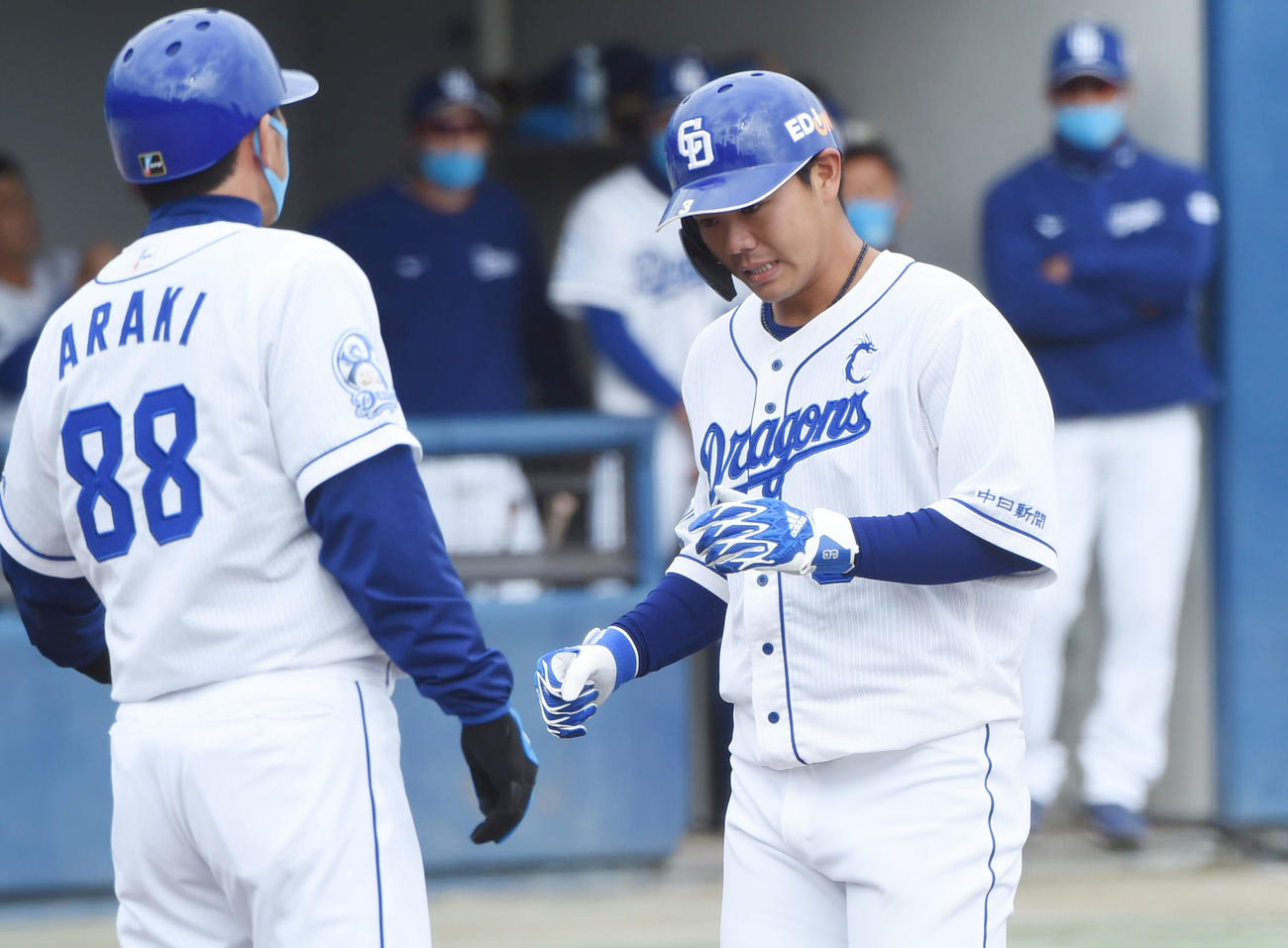 中日対西武　4回裏中日1死、右中間へ本塁打を放ち生還する高橋周（右）（撮影・森本幸一）