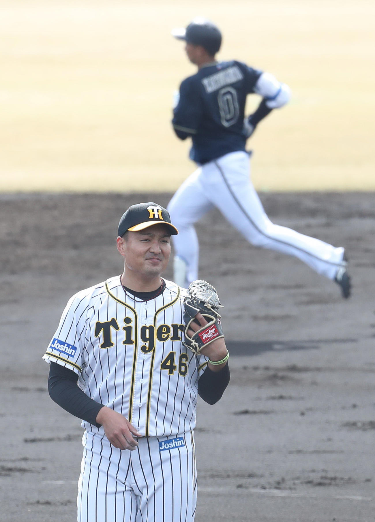3回、勝俣（右）に先制弾を浴びた秋山（代表撮影）