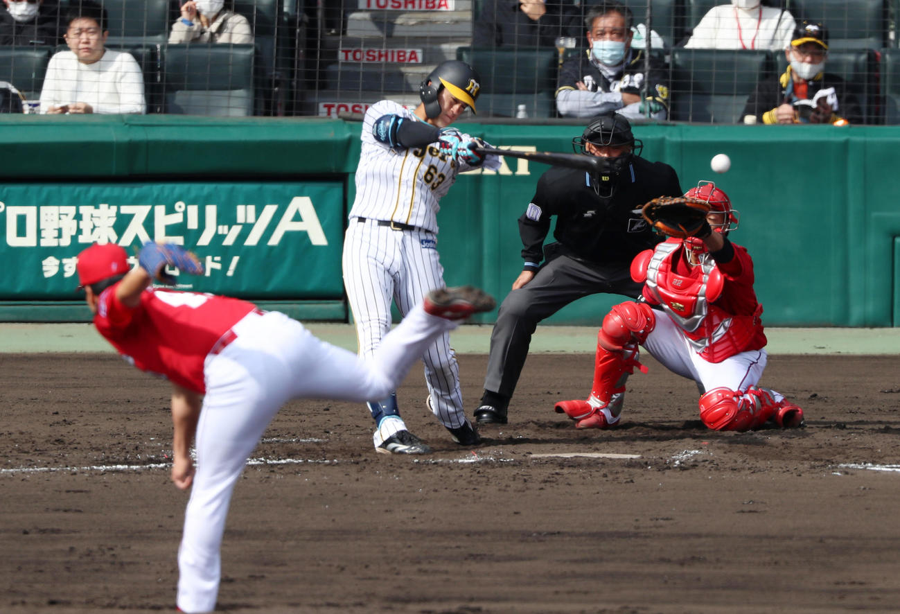 阪神対広島　4回裏阪神2死二、三塁、代打板山は左前適時打を放つ（撮影・加藤哉）