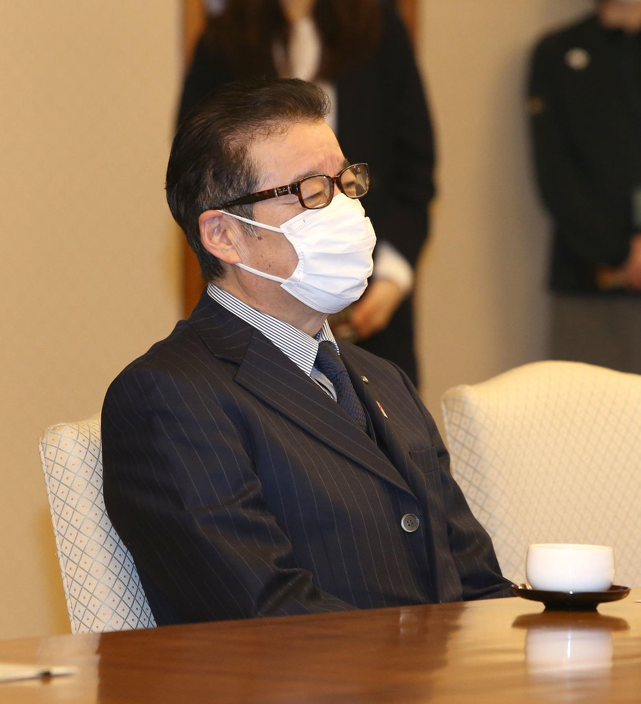 大阪市役所を表敬訪問したオリックス湊通夫球団社長らと歓談する大阪市の松井一郎市長（撮影・白石智彦）