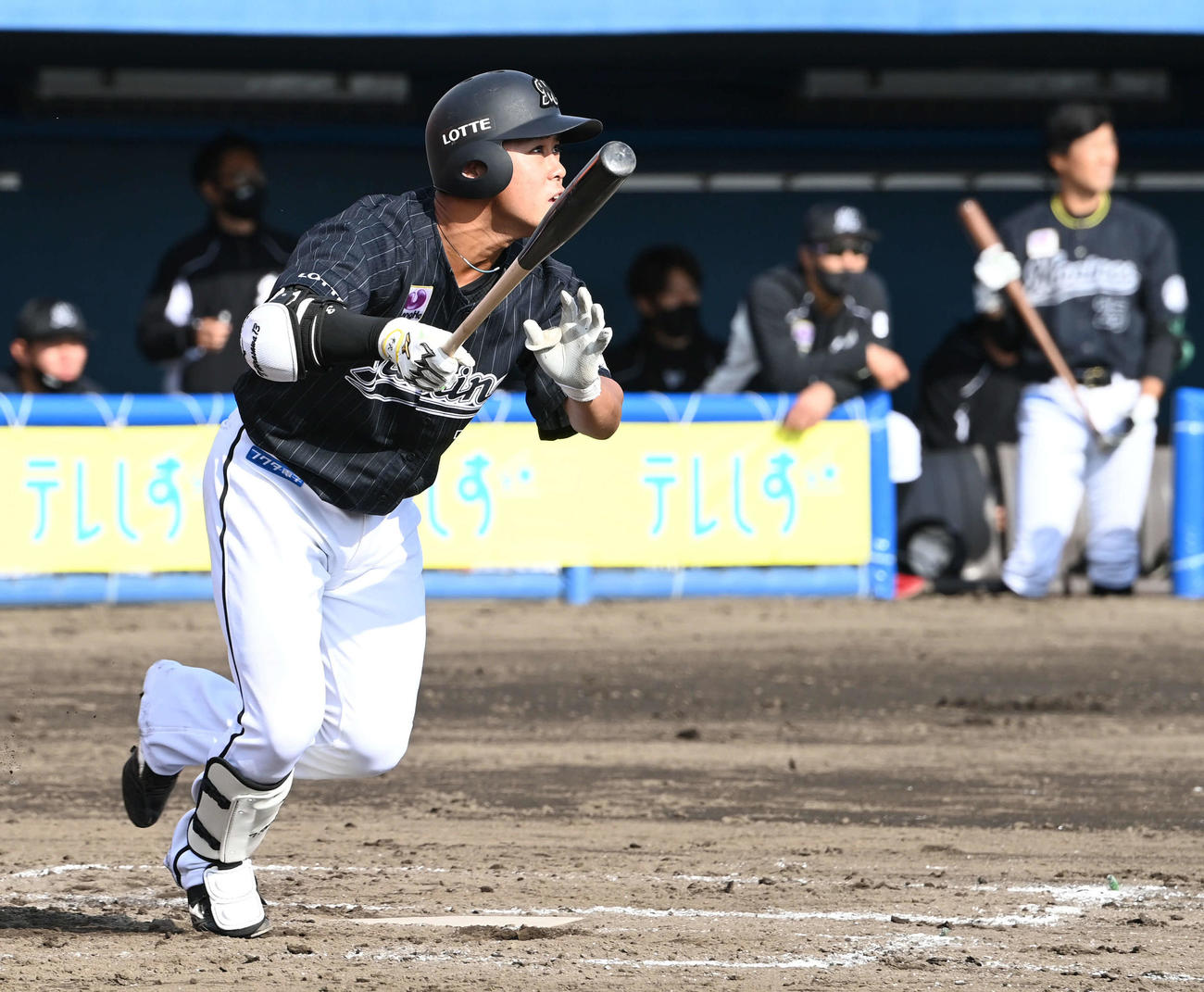 楽天対ロッテ　8回表ロッテ無死、平沢は右越えソロ本塁打を放つ（撮影・山崎安昭）