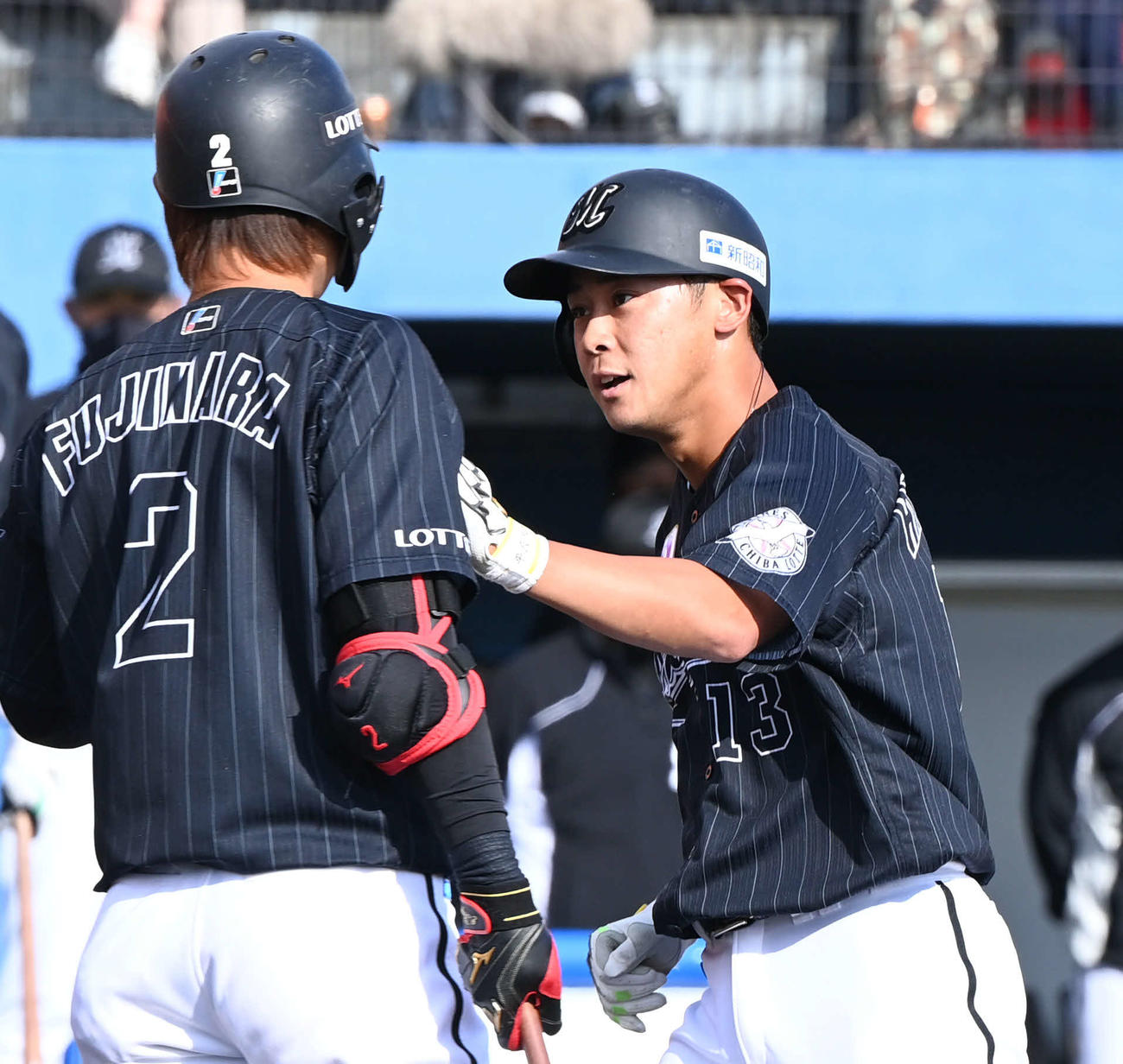 楽天対ロッテ　8回表ロッテ無死、ソロ本塁打を放った平沢（右）は藤原とタッチをかわす（撮影・山崎安昭）