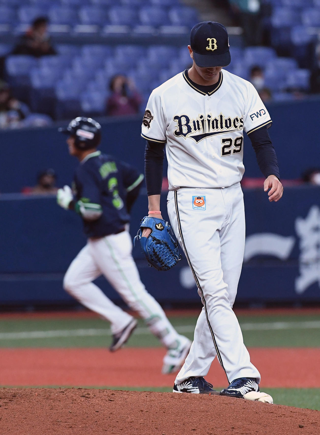 オリックス対ヤクルト　3回表ヤクルト無死、西浦に左越え本塁打を打たれた田嶋（撮影・前岡正明）