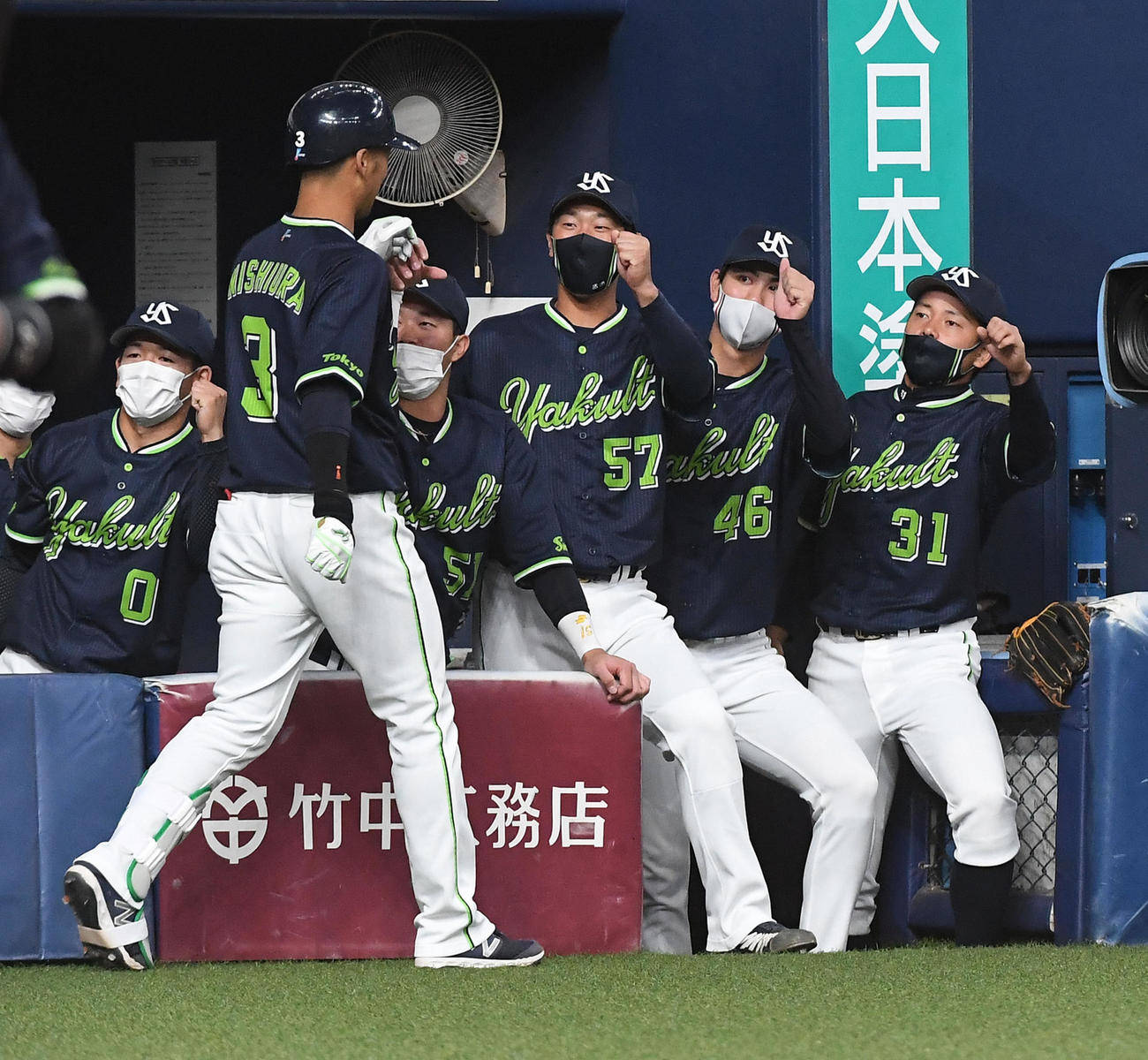 オリックス対ヤクルト　3回表ヤクルト無死、左越え本塁打を放った西浦（左）を迎えるヤクルトナイン（撮影・前岡正明）
