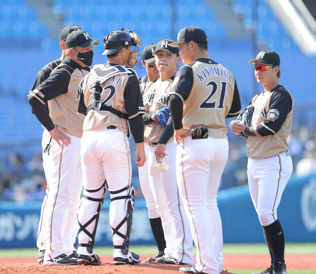 DeNA対日本ハム　2回裏DeNA1死一、二塁、河野（中央）の周りに集まるナイン（撮影・河田真司）