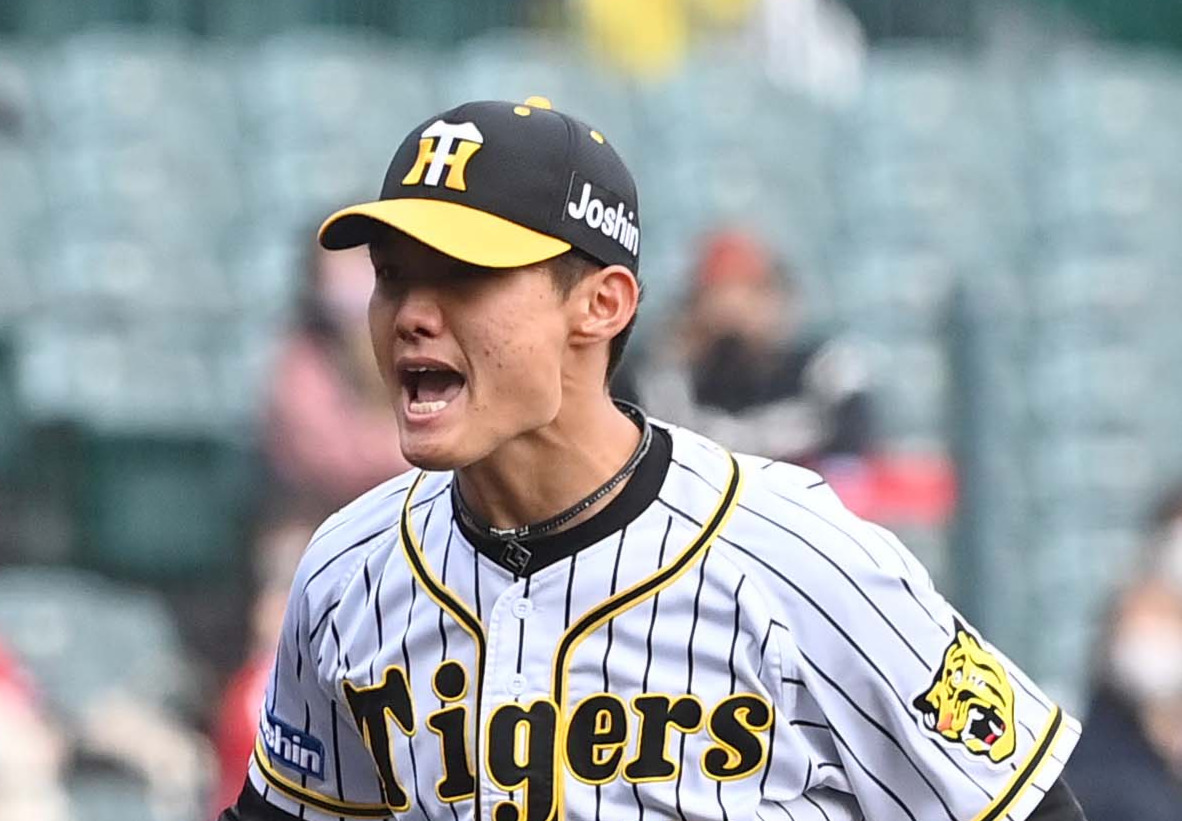 阪神対広島　5回表広島2死二、三塁、クロンから三振を奪い雄たけびをあげる西純（撮影・上田博志）