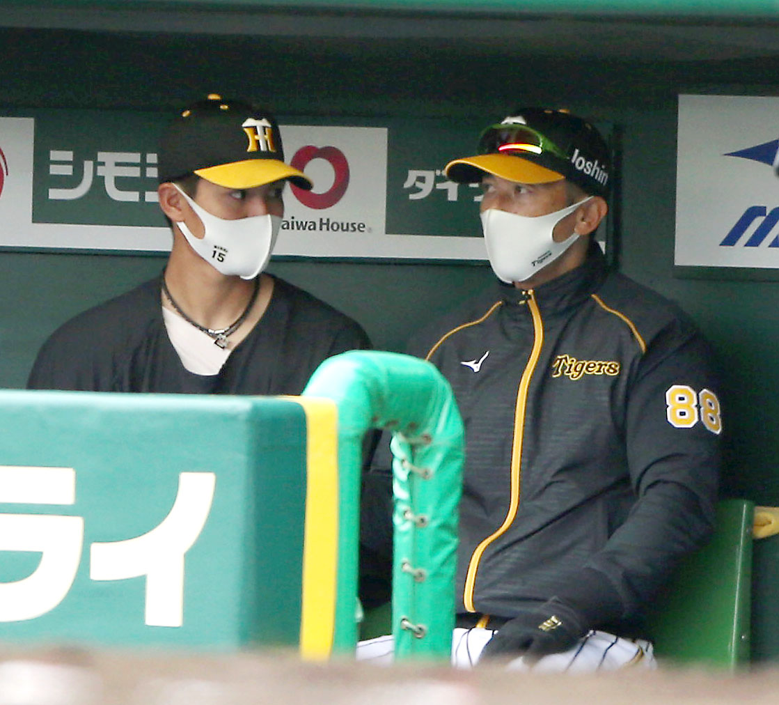 阪神対広島　登板を終えた西純（左）に話す矢野監督（撮影・上山淳一）