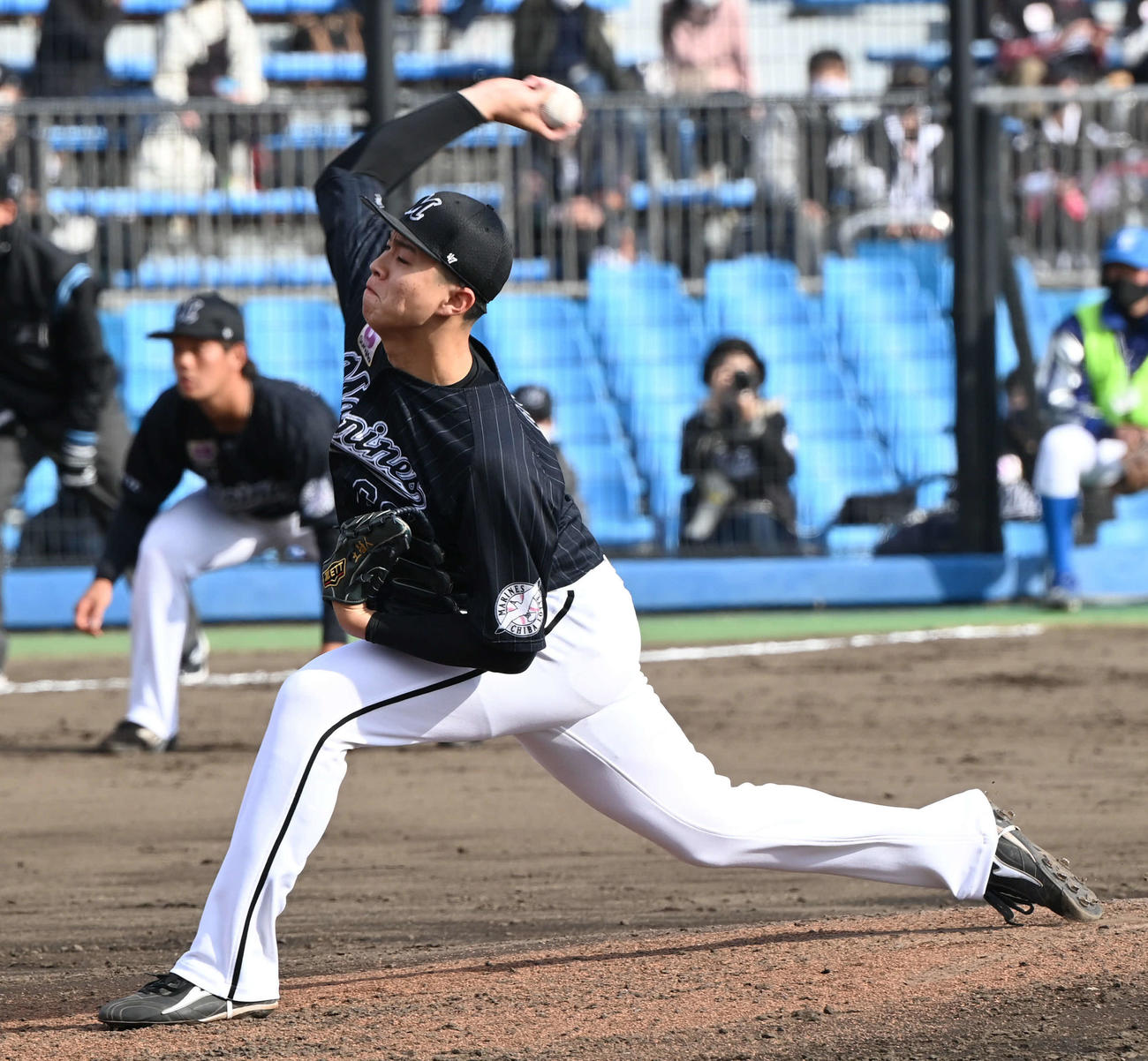 楽天対ロッテ　ロッテ5番手で登板する土居（撮影・山崎安昭）