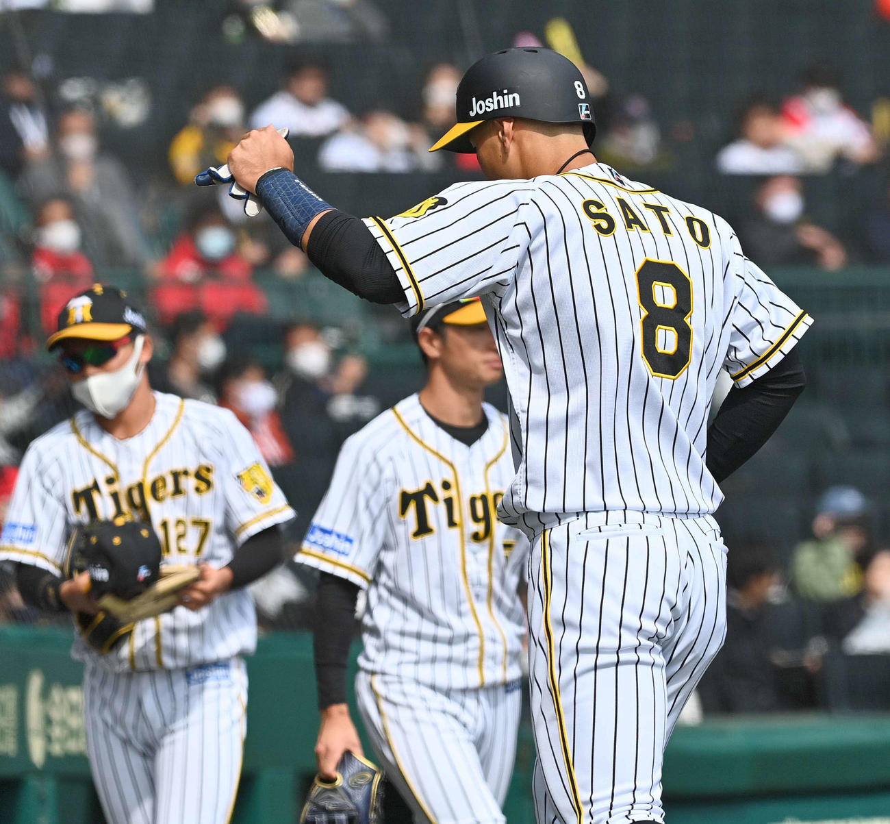 阪神対広島　1回裏阪神2死一、二塁、右前に適時打を放った佐藤輝は初回終了後、ガッツポーズをしてベンチに引き揚げる（撮影・上田博志）