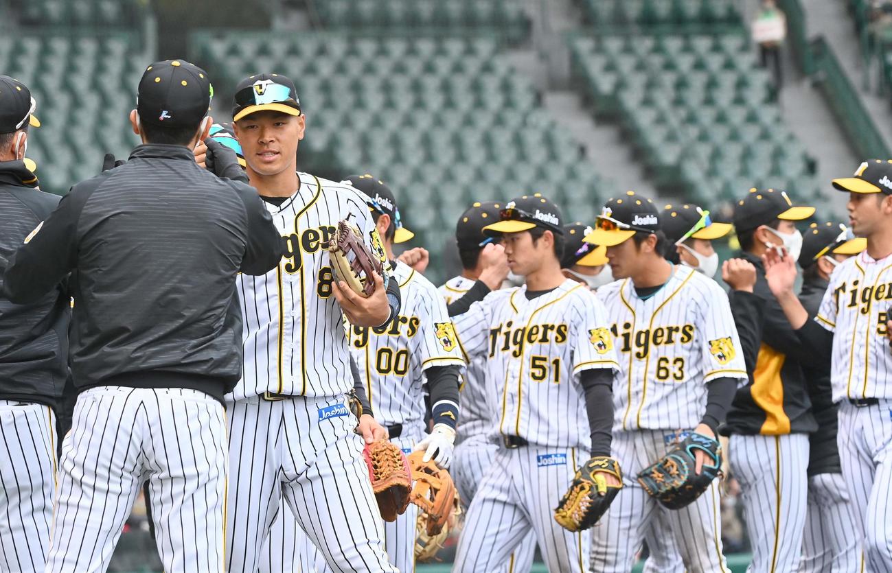 阪神対広島　広島に勝利し矢野監督（左）とエアタッチする佐藤輝（撮影・上田博志）
