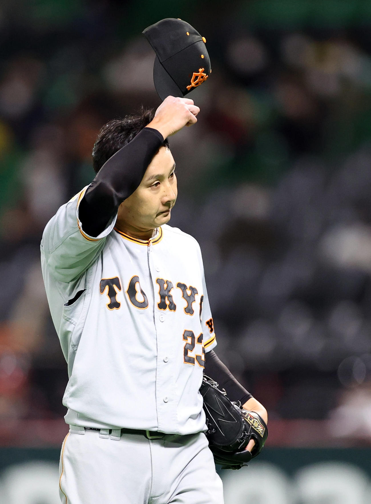 ソフトバンク対巨人　7回裏を抑え、ホッとした表情でベンチに戻る野上（撮影・狩俣裕三）