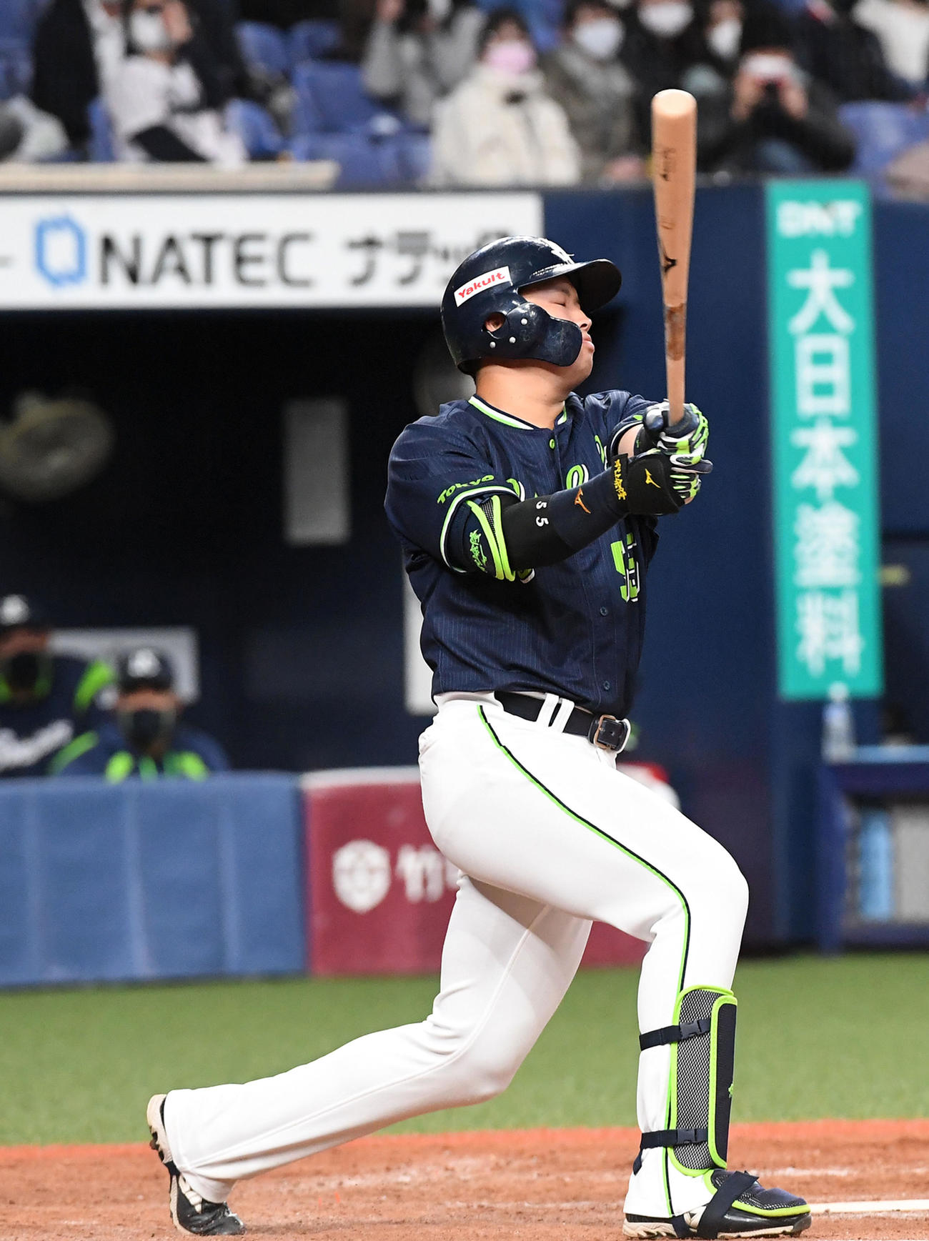 オリックス対ヤクルト　9回表ヤクルト無死一塁、村上は空振りの三振に倒れる（撮影・前岡正明）
