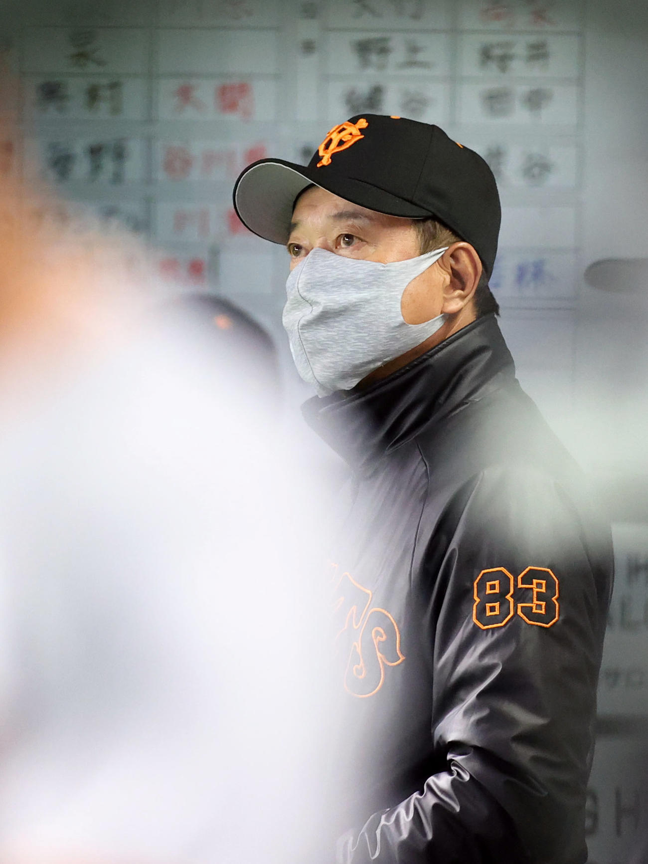 ソフトバンク対巨人　6回裏、ベンチからスコアボードを見つめる原監督（撮影・狩俣裕三）