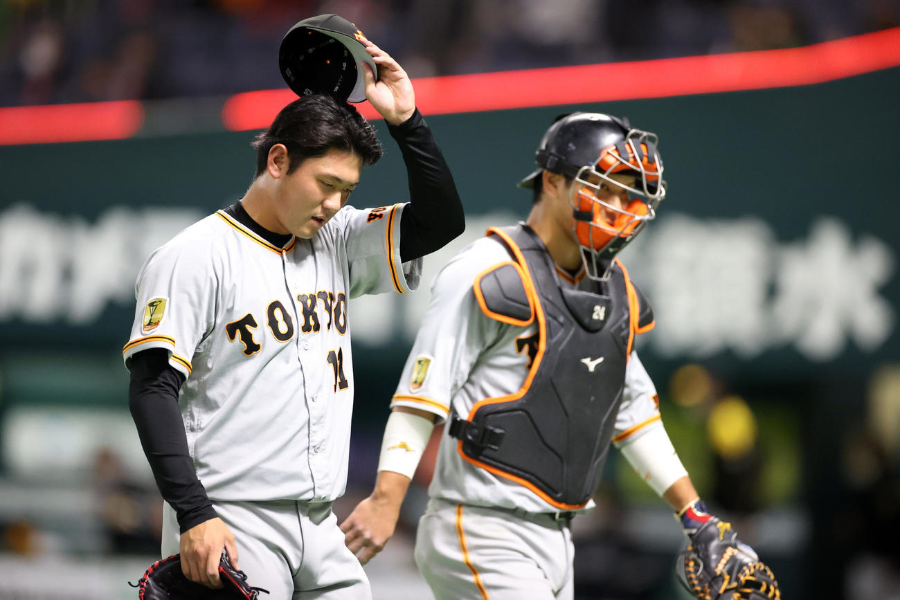 ソフトバンク対巨人　6回裏を終え、疲れた様子でベンチに引き揚げる平内。右は大城（撮影・狩俣裕三）