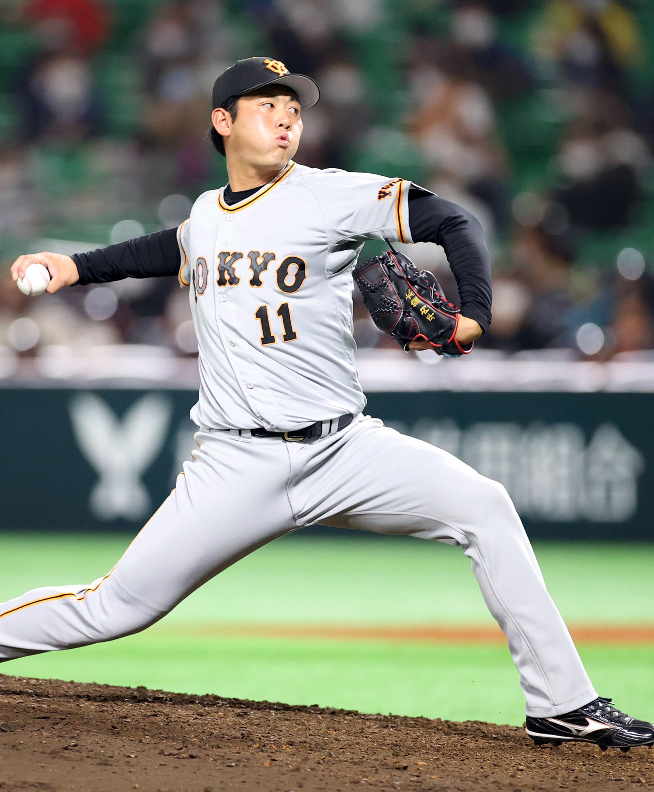 ソフトバンク対巨人　5回裏から登板する平内（撮影・狩俣裕三）