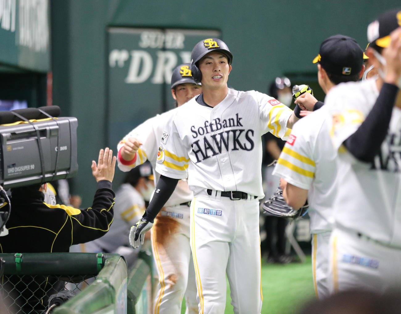 ソフトバンク対巨人　6回裏ソフトバンク1死一塁、周東は中越えに勝ち越し本塁打を放ちベンチのナインとハイタッチをかわす（撮影・梅根麻紀）
