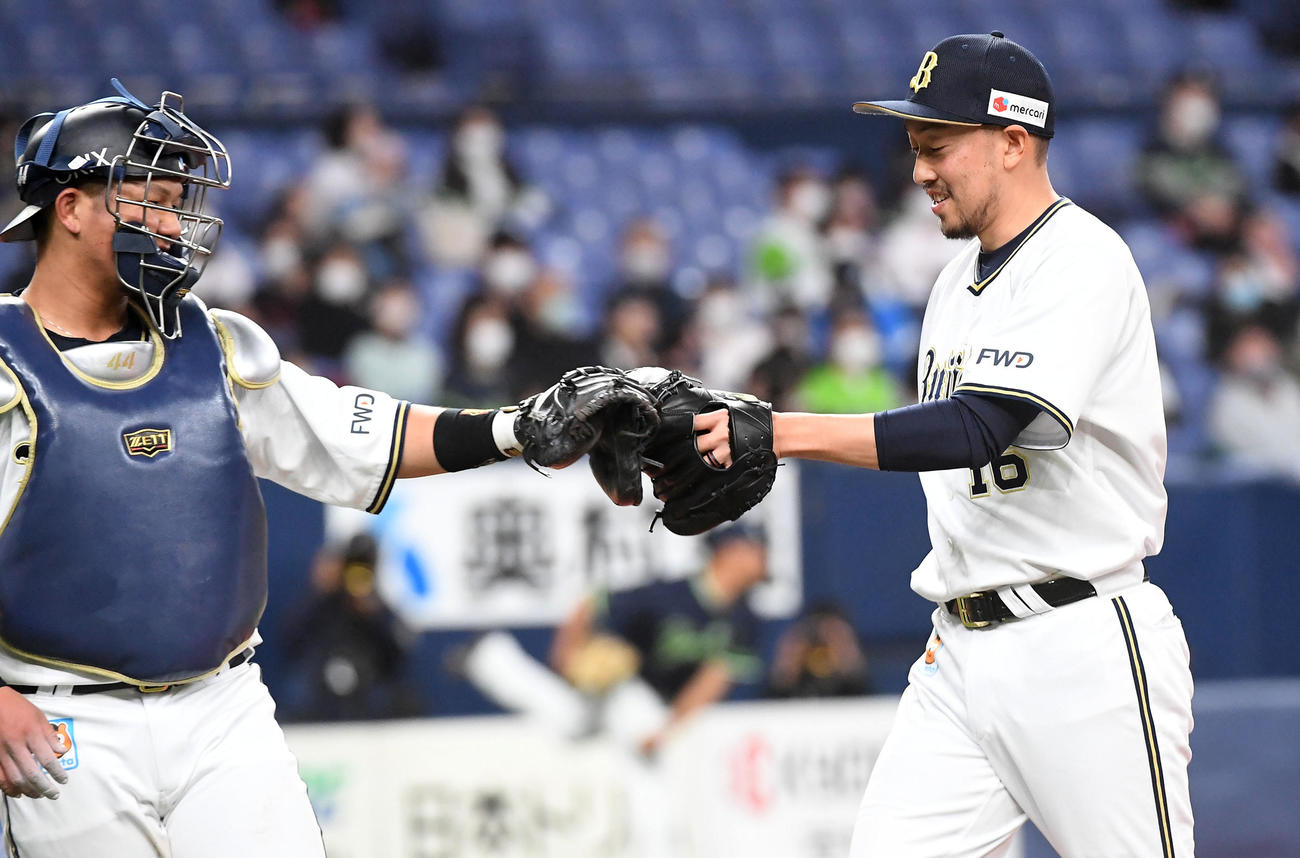 7回、平野佳（右）は頓宮と笑顔でグラブタッチ（撮影・前岡正明）