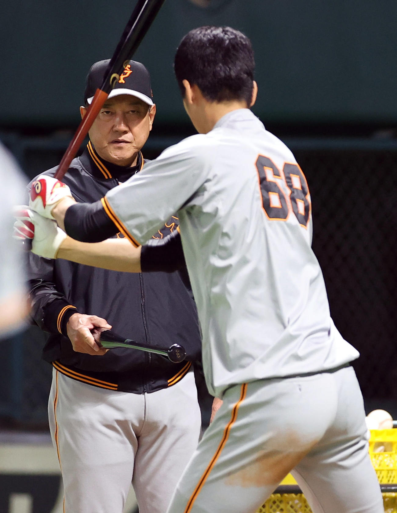 ソフトバンク対巨人　試合前、秋広（手前）に打撃指導をする原監督（撮影・狩俣裕三）