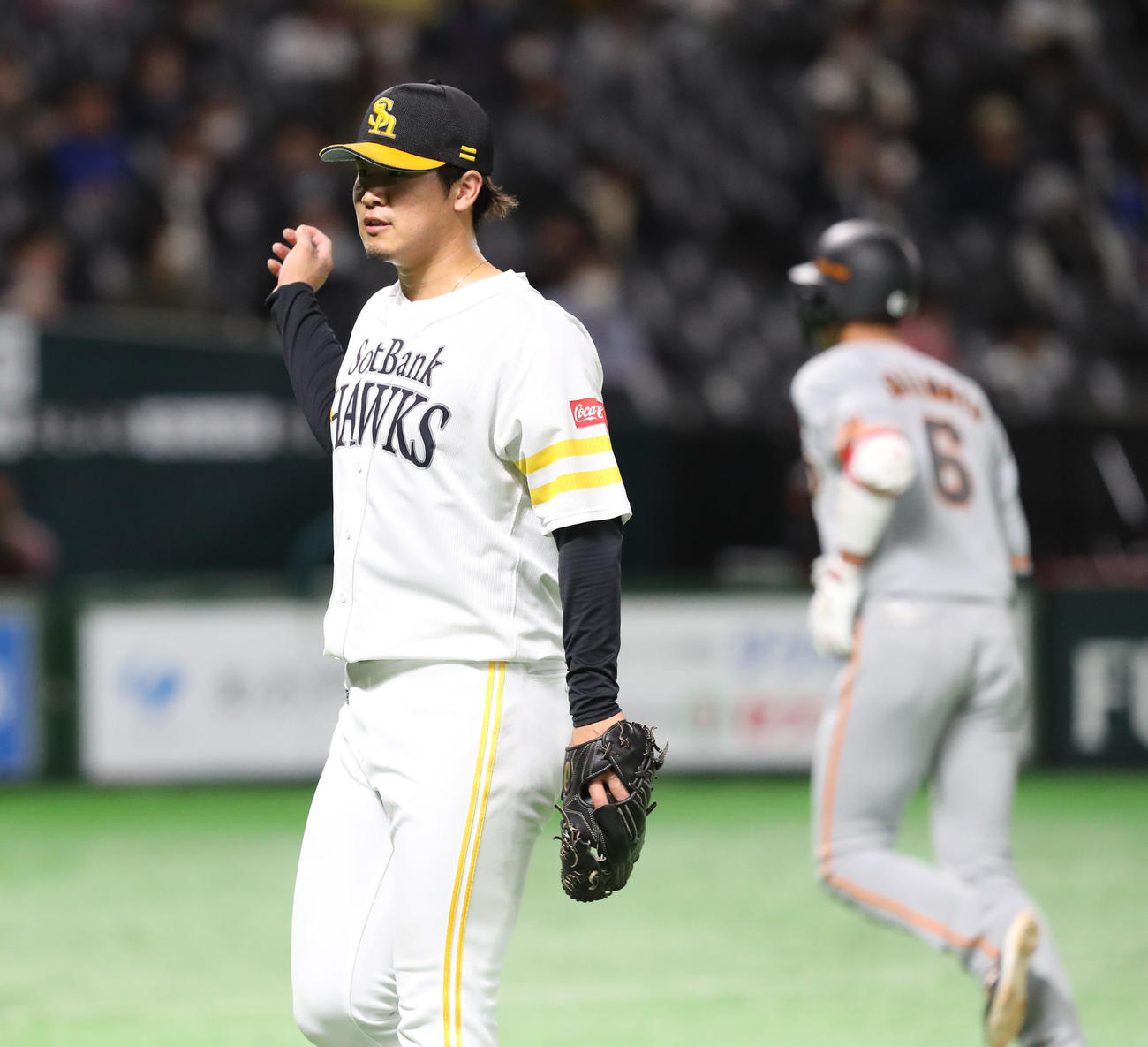 ソフトバンク対巨人　ベンチに引きあげる先発した杉山。4回を投げ5安打3失点3四球と課題を残す結果となった（撮影・梅根麻紀）