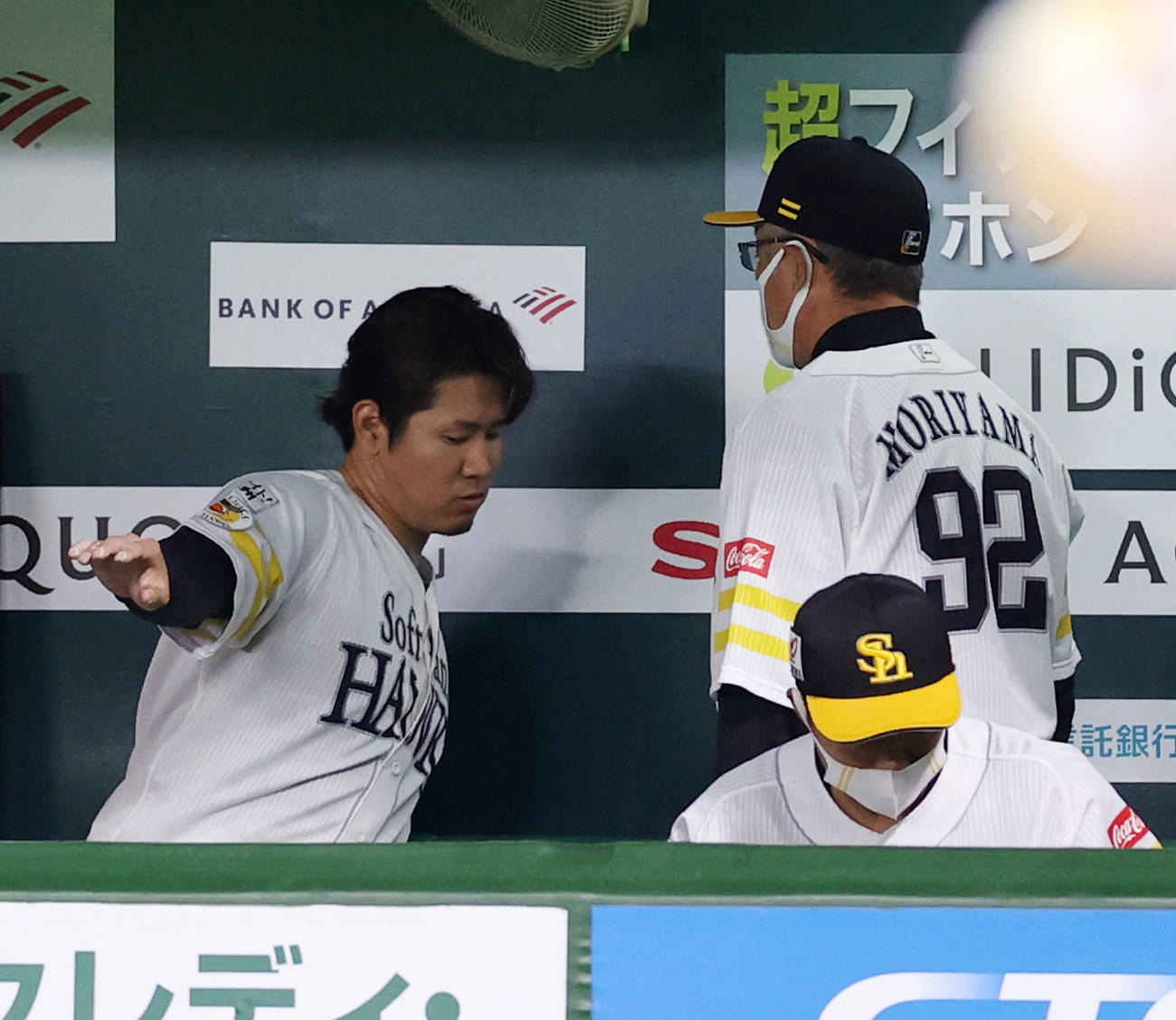 ソフトバンク対巨人　4回裏、森山投手コーチ（右）とフォームの確認をする杉山（撮影・狩俣裕三）