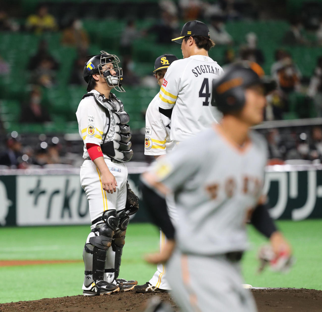 ソフトバンク対巨人　2回表巨人1死一、二塁、杉山は山下に四球を与え満塁にする（撮影・梅根麻紀）