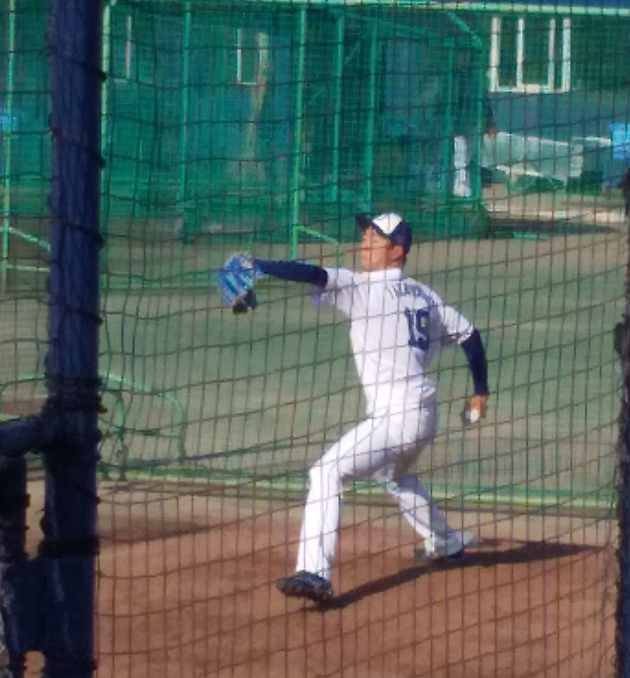 ナゴヤ球場三塁側ブルペンで投球する中日高橋宏