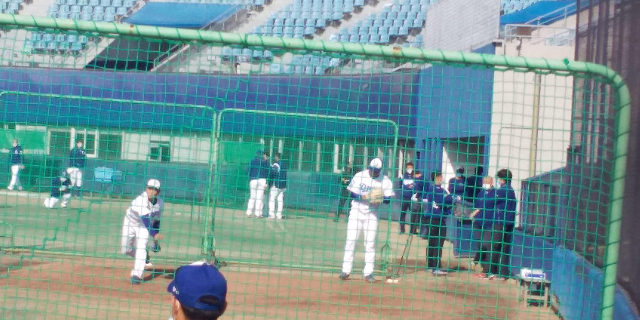 三塁側ベンチから与田監督が見つめる中、ブルペンで投球する中日高橋宏（左）（撮影・伊東大介）
