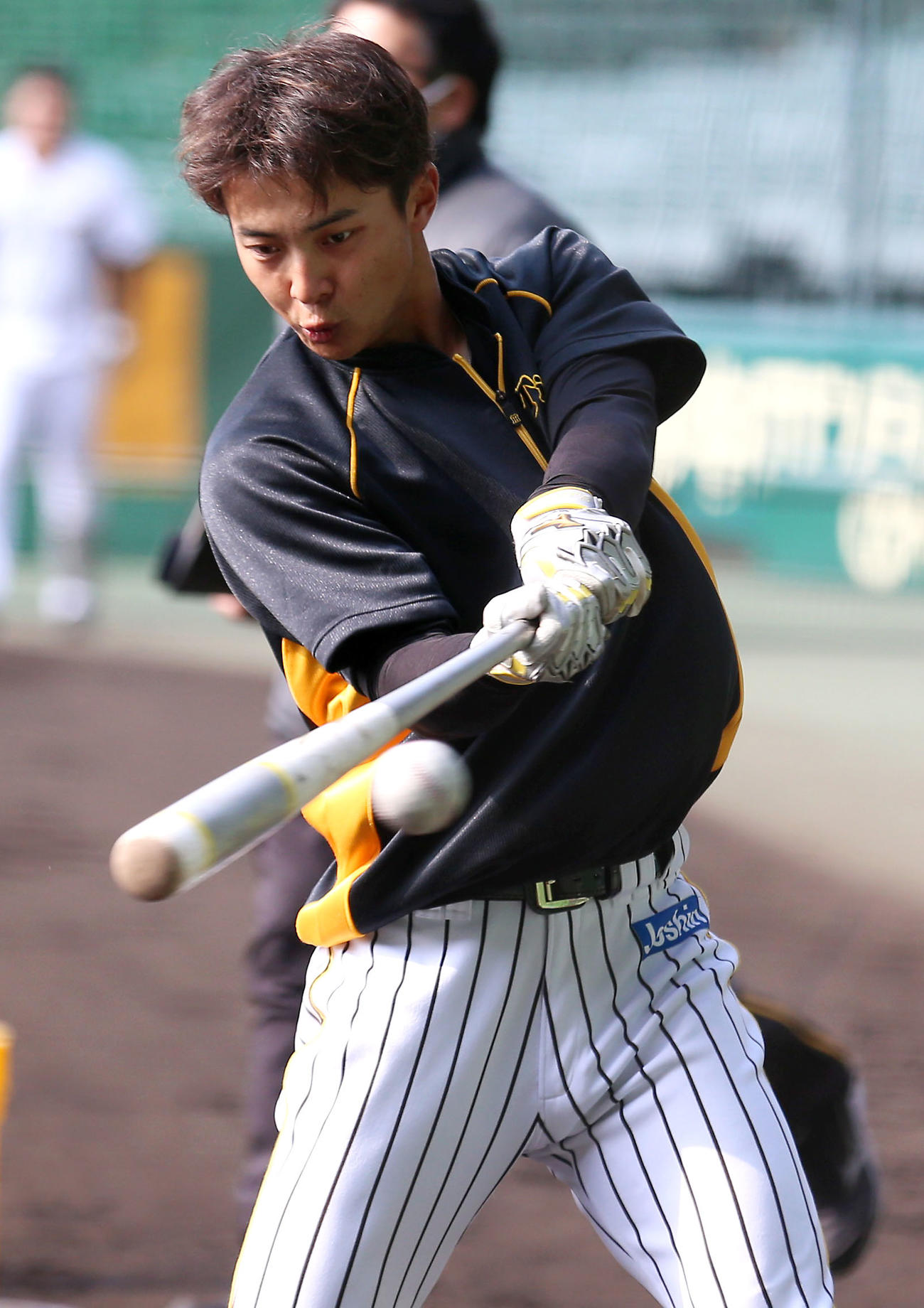 阪神対広島　試合前の練習でティー打撃を行う熊谷敬宥（撮影・上山淳一）