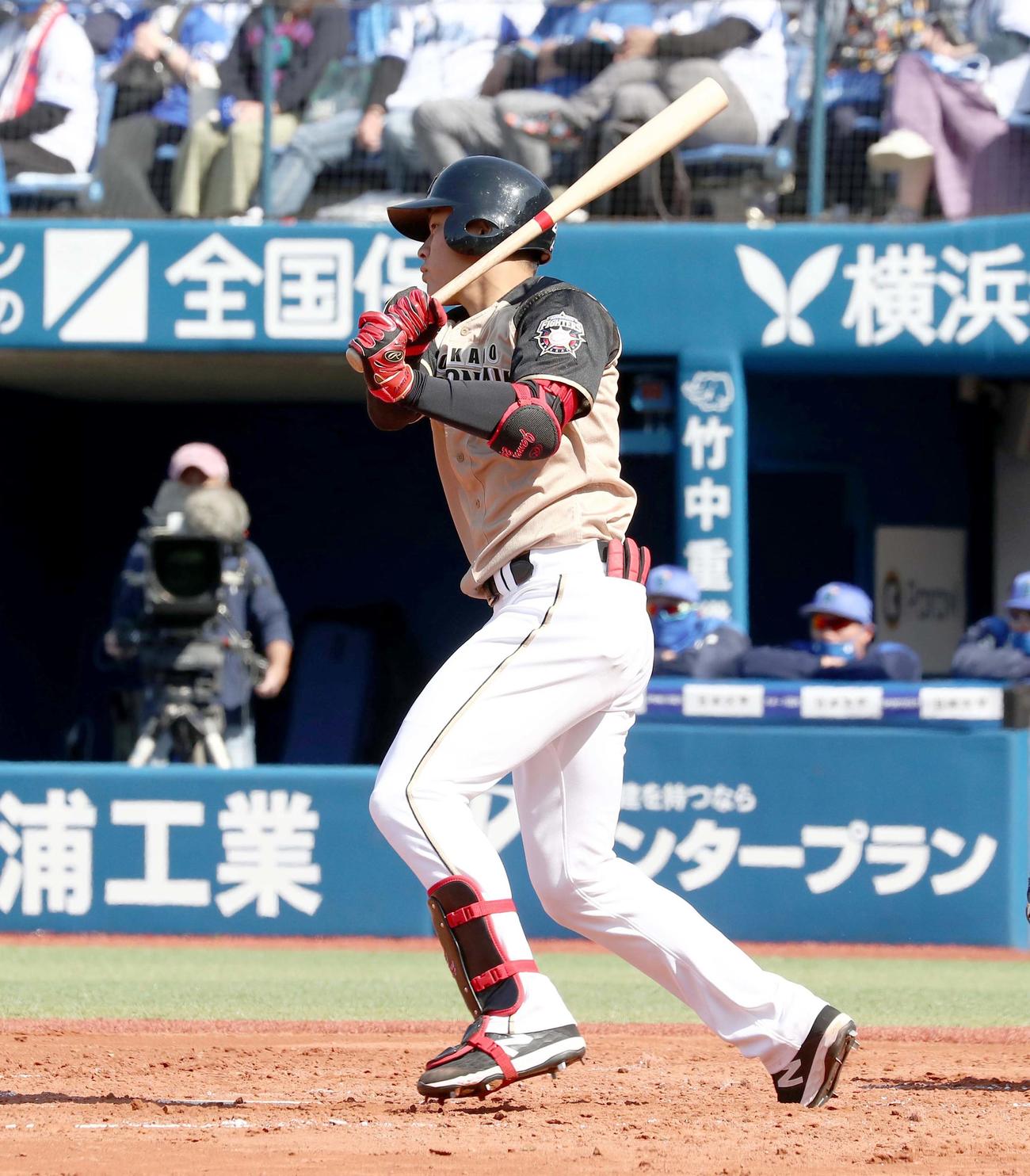 DeNA対日本ハム　2回表日本ハム1死二塁、中前適時打を放つ野村（撮影・黒川智章）