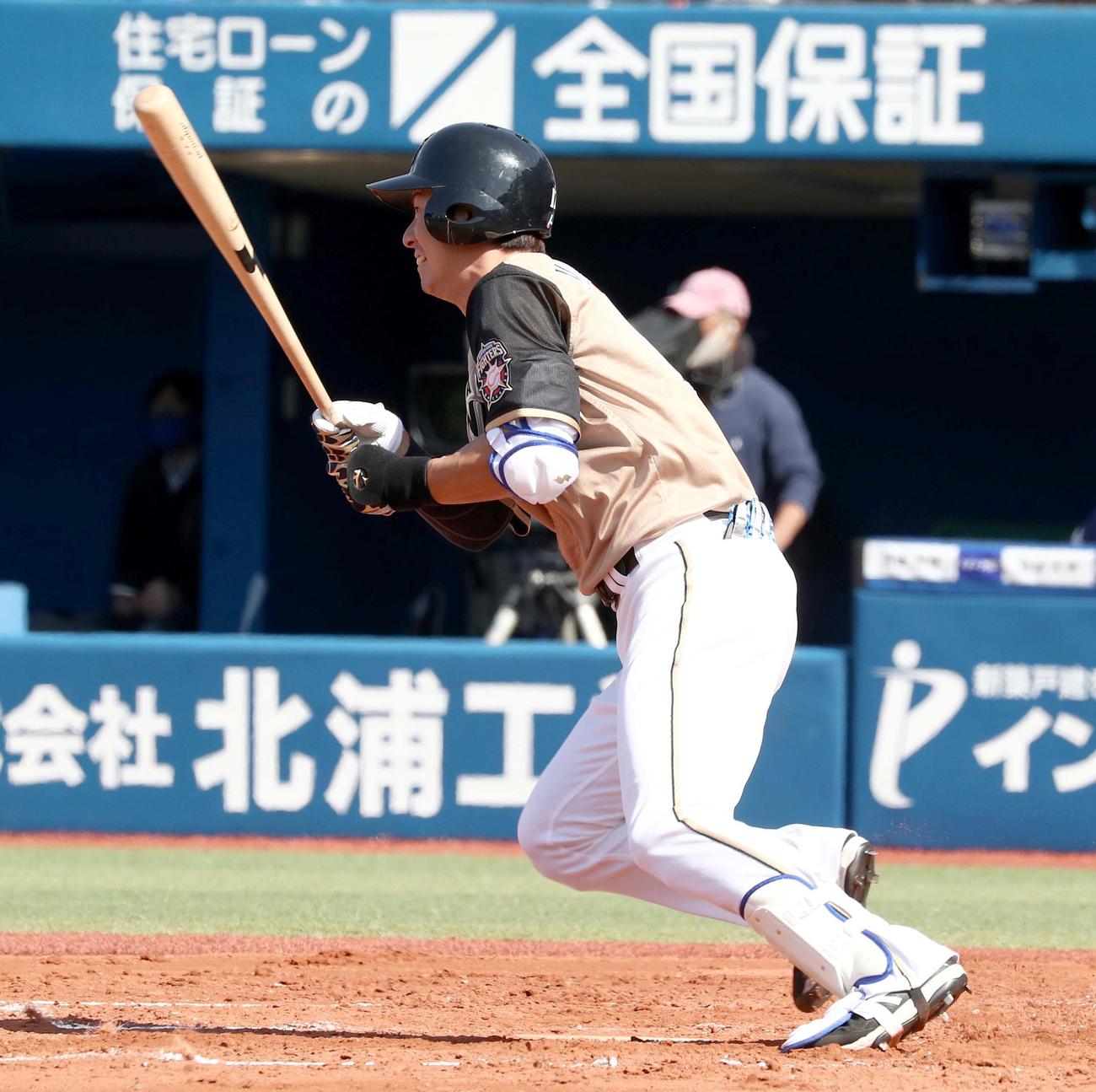 DeNA対日本ハム　2回表日本ハム2死二塁、中前適時打を放つ松本剛（撮影・黒川智章）