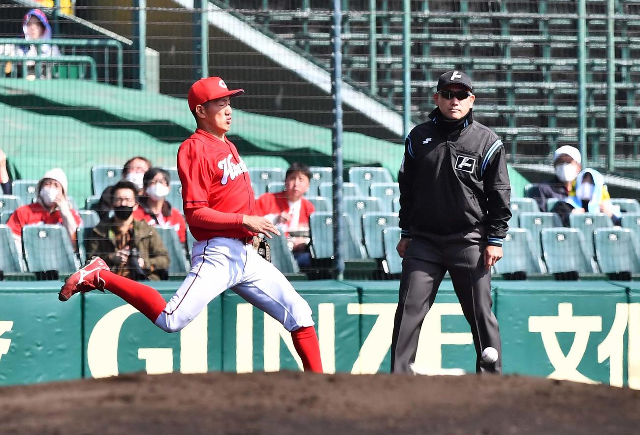 阪神対広島オープン戦　2回裏阪神2死、矢野は高々とあがった佐藤輝の打球を追うも追いつけず安打を許す（撮影・上田博志）
