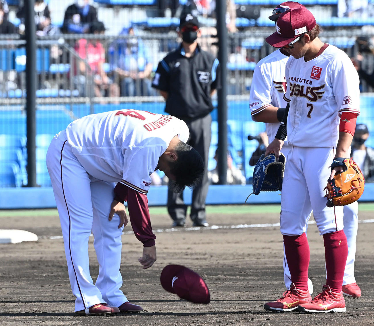 楽天対ロッテ　5回表ロッテ1死一、二塁、小川の投手強襲内野安打の打球が当たった則本昂（左）は帽子をたたきつけて痛がる（撮影・山崎安昭）
