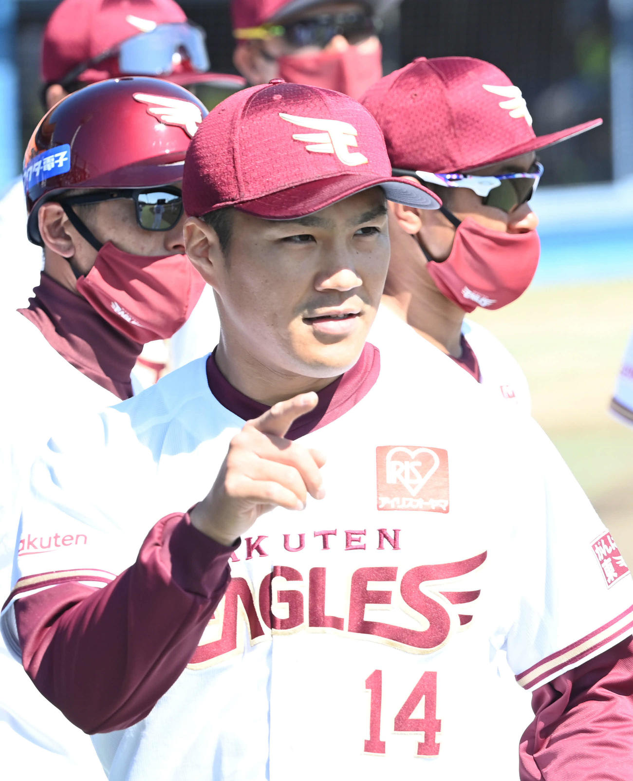 楽天対ロッテ　ベンチに戻る選手を笑顔で迎える楽天則本昂（撮影・山崎安昭）