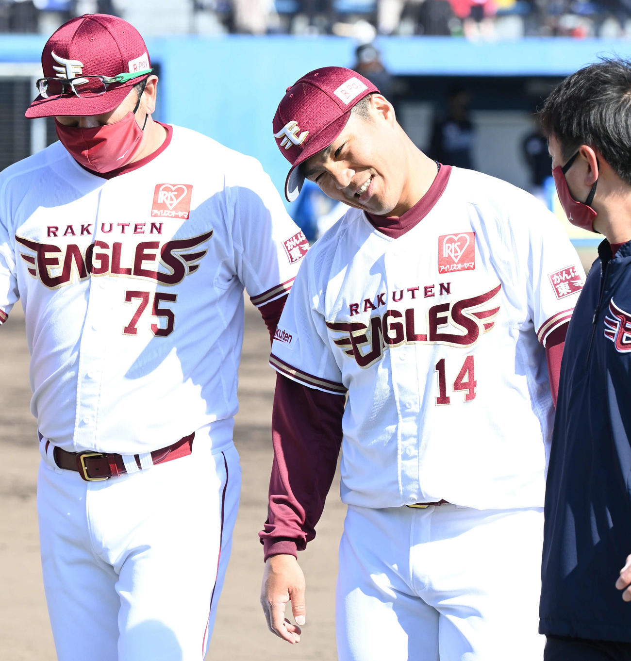 楽天対ロッテ　5回表ロッテ1死一、二塁、小川の投手強襲内野安打の打球が当たった則本昂はベンチに下がる（撮影・山崎安昭）