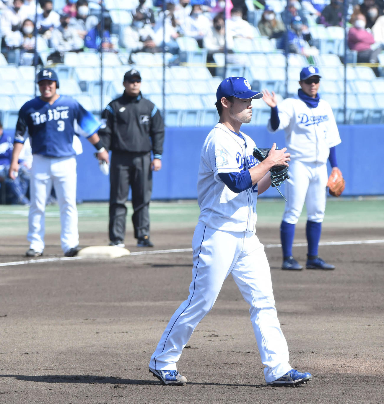 オープン戦・中日対西武　1回表西武2死一、三塁、さえない表情を見せる中日先発の福谷（撮影・森本幸一）