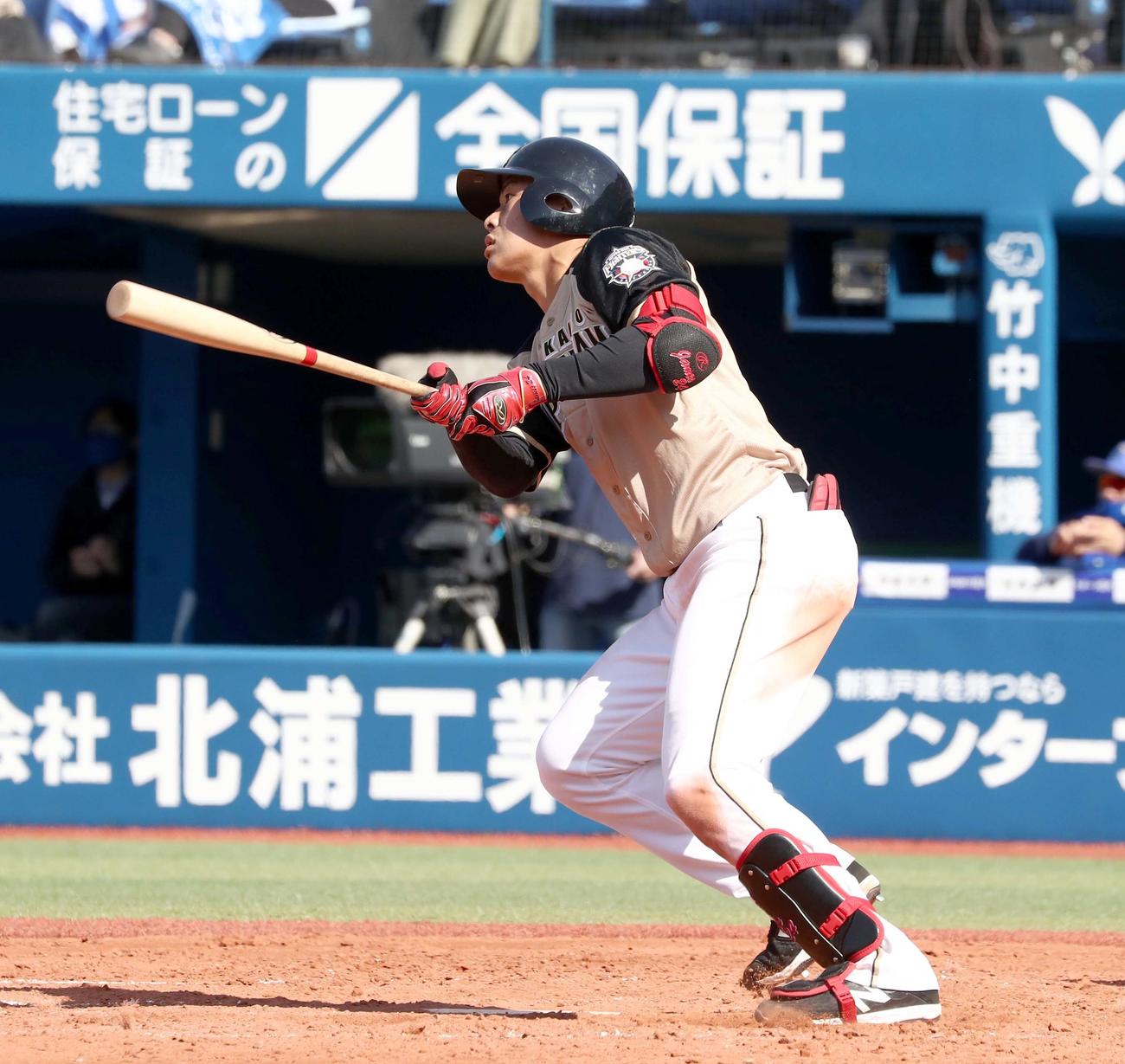 DeNA対日本ハム　4回表日本ハム2死、中越え本塁打を放つ野村（撮影・黒川智章）